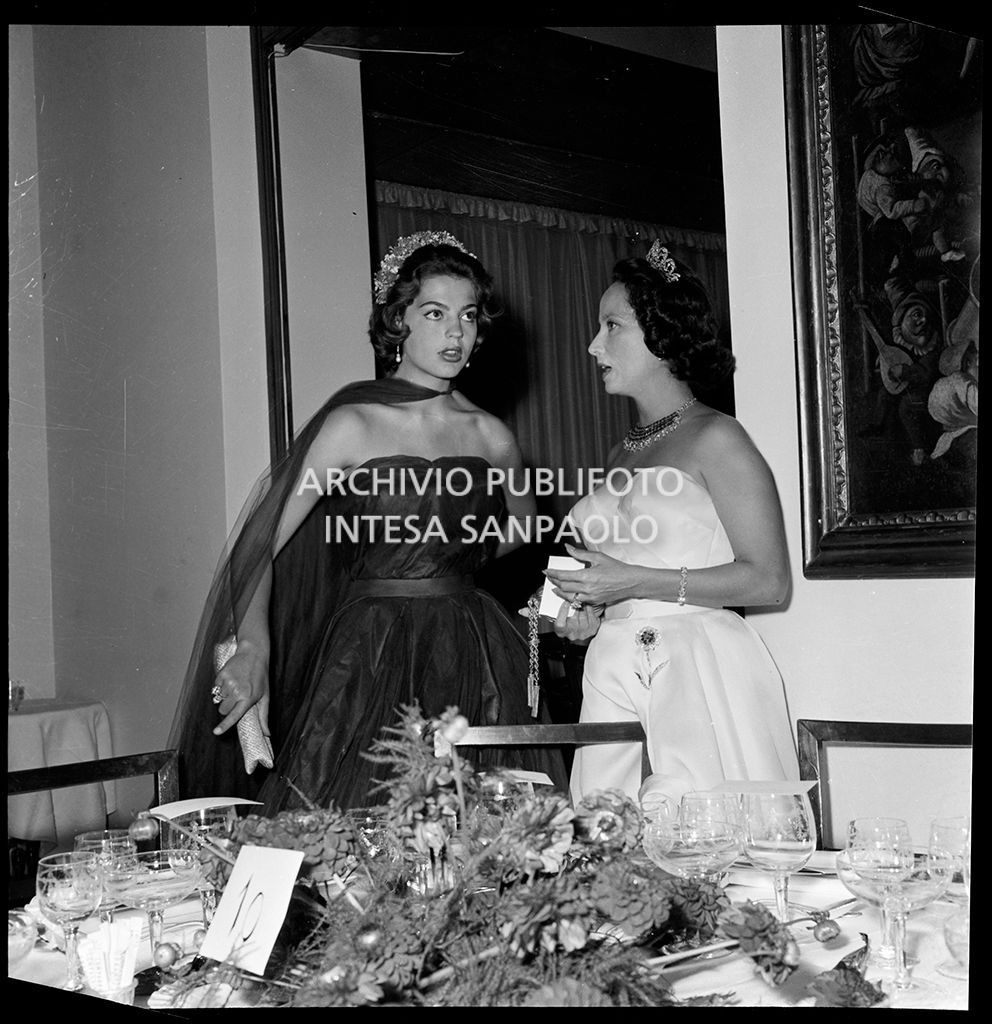 Ira von Fürstenberg (a sinistra) e Merle Oberon al ricevimento organizzato da Elsa Maxwell in onore di Maria Callas