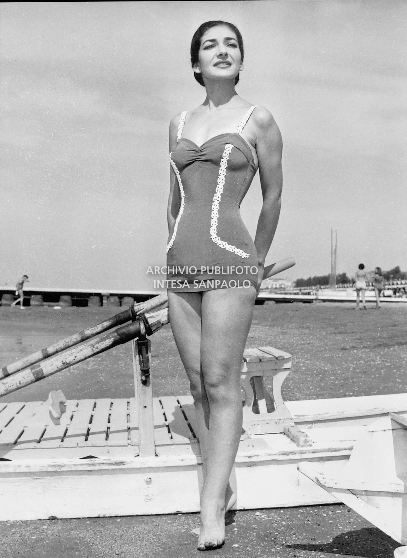 La soprano Maria Callas in costume da bagno al Lido di Venezia