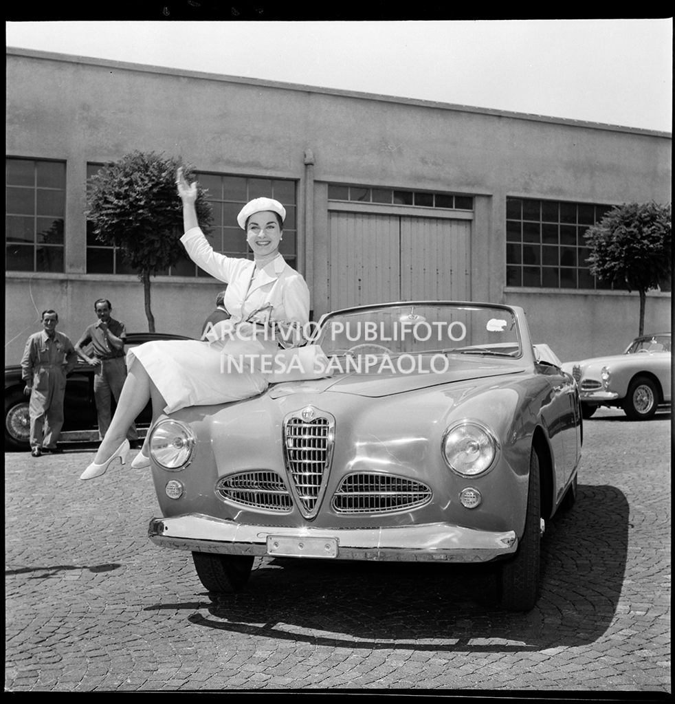 Silvana Pampanini posa su un'Alfa Romeo 1900 Sprint cabriolet Pininfarina