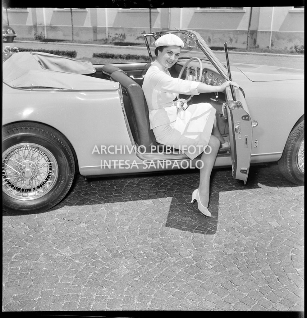 Silvana Pampanini posa su un'Alfa Romeo 1900 Sprint cabriolet Pininfarina