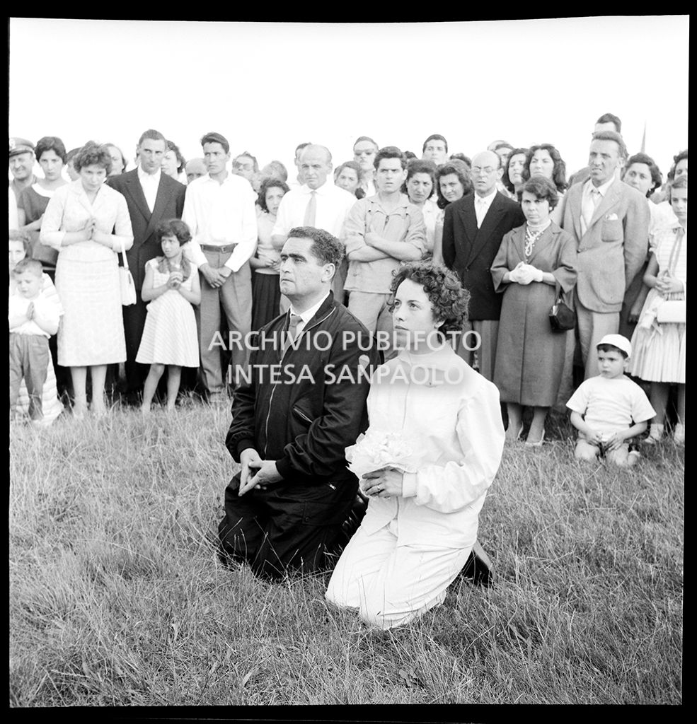 Matrimonio all'aperto di Alberto De Cristoforo con Bianca Cappone dopo essersi paracadutati