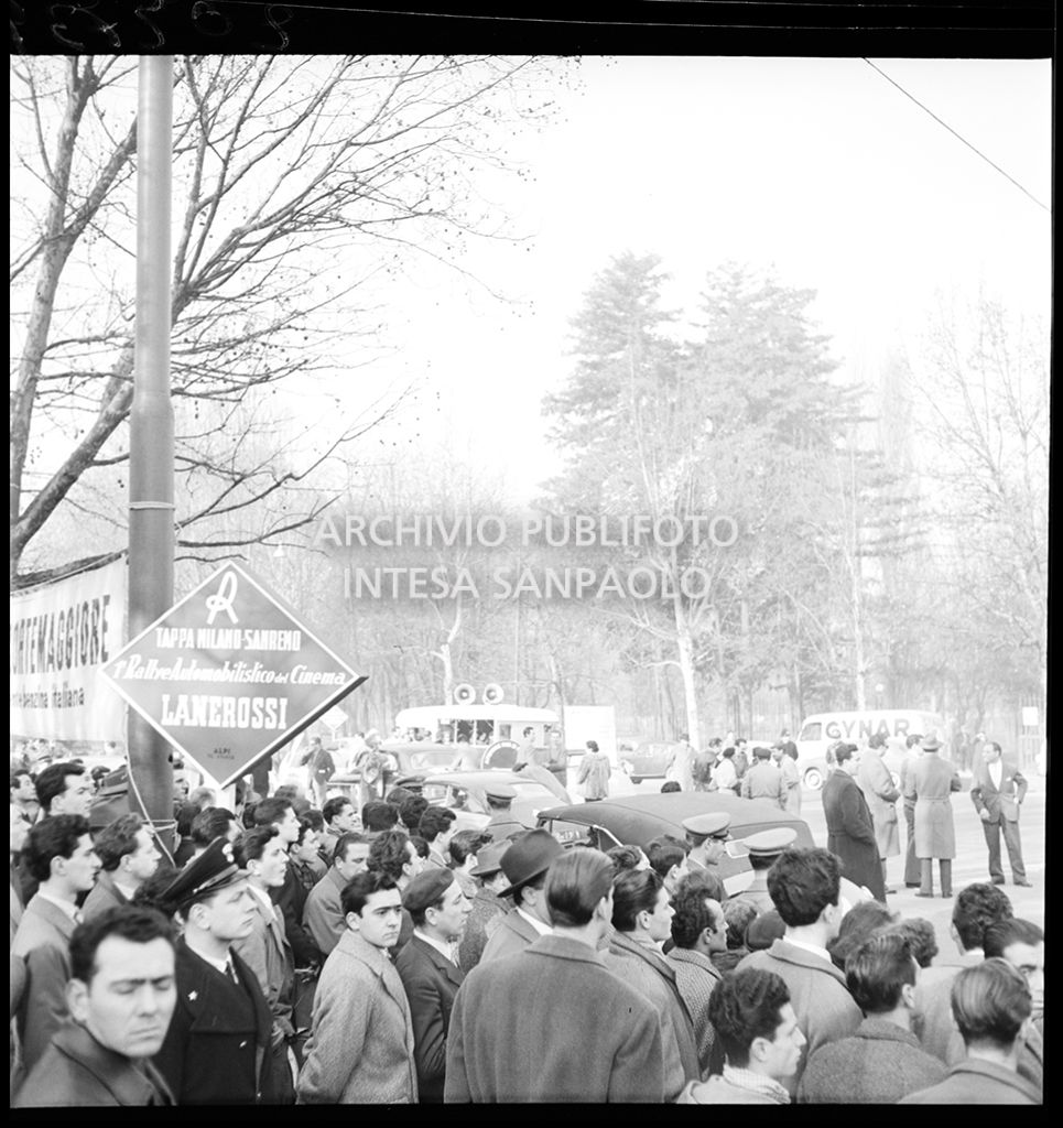 1° Rallye automobilistico del cinema per le vie di Milano: il pubblico assiste alla partenza della tappa Milano-Sanremo