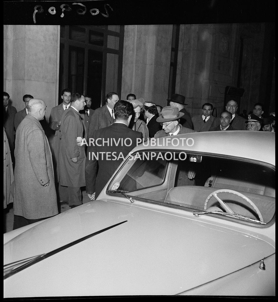 Francesca Romani e  Alcide De Gasperi al loro arrivo alla Stazione Centrale di Milano salgono su un'Alfa Romeo 1900