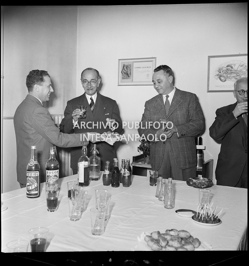 Pasquale Gallo e Francesco Quaroni, tra gli altri, al rinfresco in occasione  premiazione dei piloti della corsa internazionale automobilistica Carrera Messicana