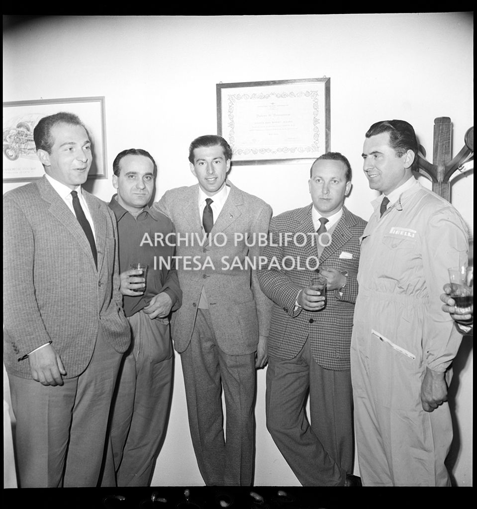 Consalvo Sanesi, (secondo da sinistra), tra gli altri, al rinfresco in occasione  premiazione dei piloti della corsa internazionale automobilistica Carrera Messicana