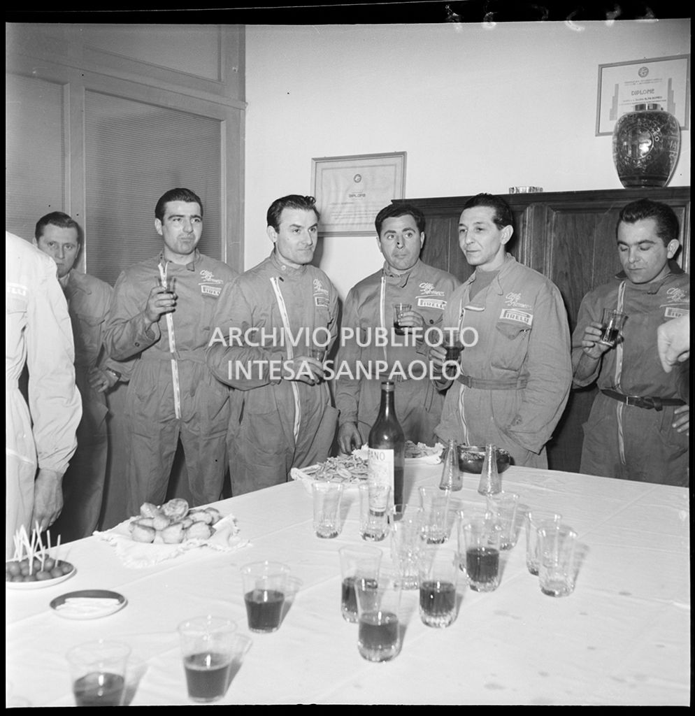 Meccanici con tuta Alfa Romeo-Pirelli al rinfresco organizzato in occasione  premiazione dei piloti della corsa internazionale automobilistica Carrera Messicana