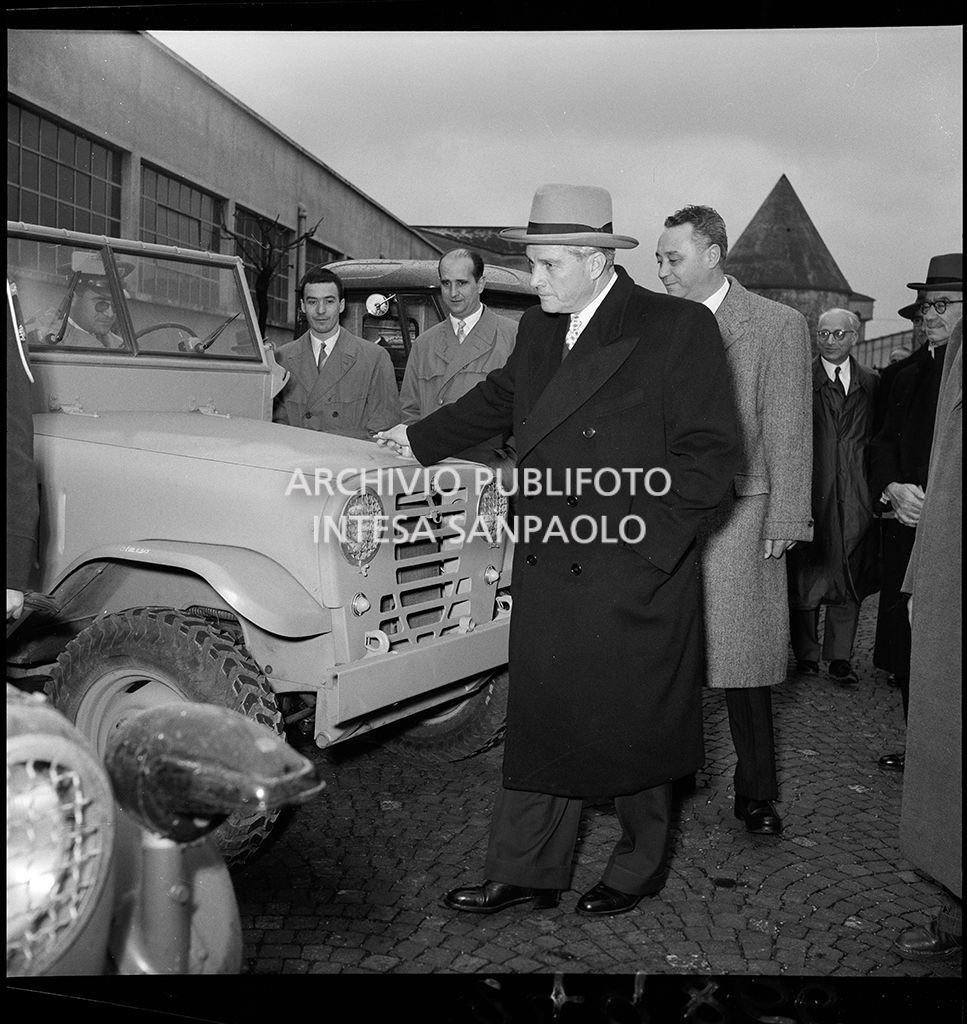 Il presidente del Libano Camille Chamoun in visita allo stabilimento Alfa Romeo del Portello, accompagnato tra gli altri da Francesco Quaroni, ammira un'Alfa Romeo 1900 M (AR/51-52), soprannominata "Matta"