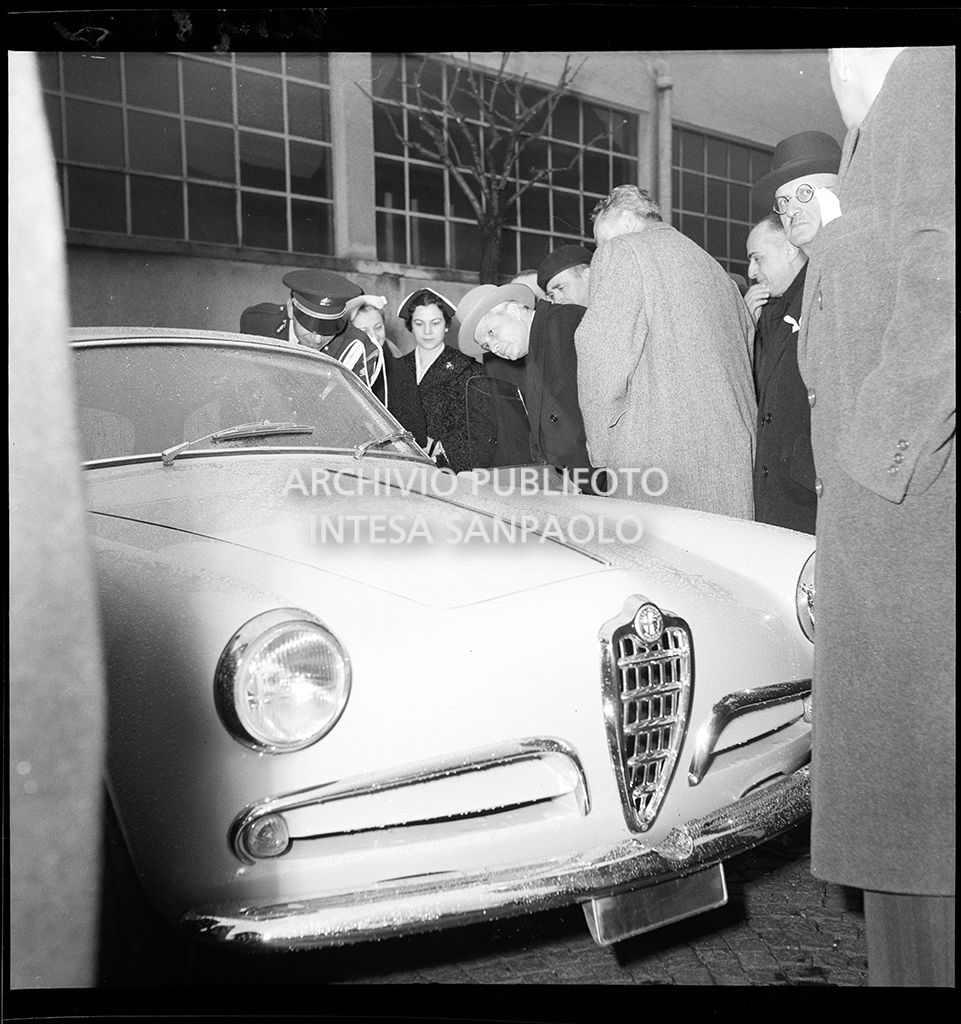 Il presidente del Libano Camille Chamoun in visita allo stabilimento Alfa Romeo del Portello, accompagnato tra gli altri da Francesco Quaroni, ammira un'Alfa Romeo Giulietta Sprint