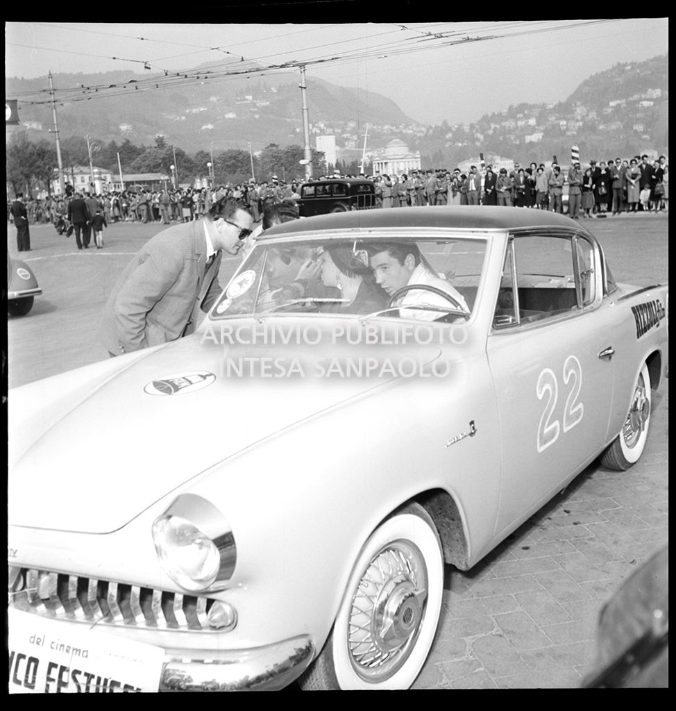 Franca Marzi e Franco Festucci a bordo della Fiat 110 TV Canta con il numero di gara 22 in partenza da Como per una tappa del 2° Rallye automobilistico del cinema