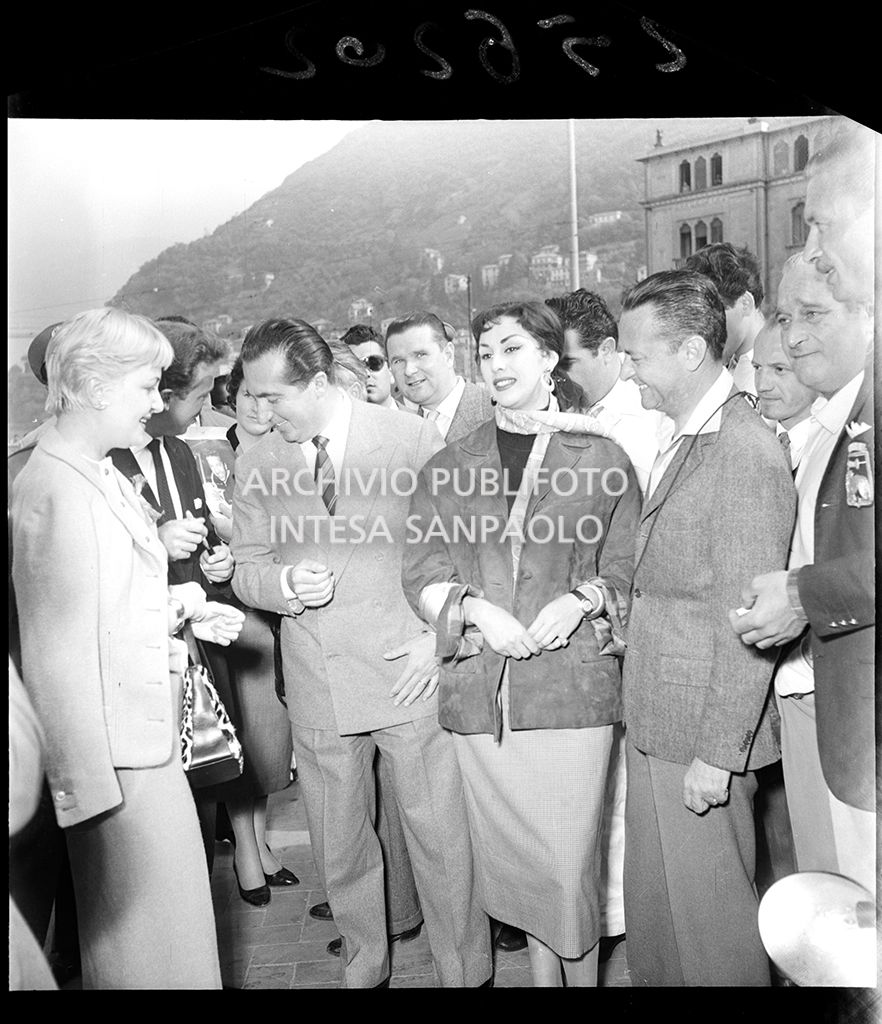 Alberto Ascari, tra gli altri, a Como in occasione della partenza della terza tappa del 2° Rallye automobilistico del cinema