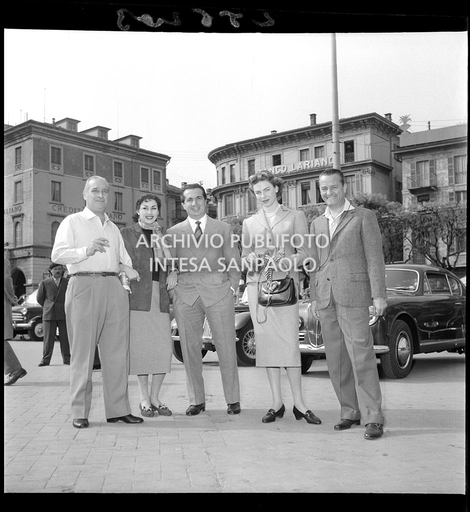 Alberto Ascari, tra gli altri, a Como in occasione della partenza della terza tappa del 2° Rallye automobilistico del cinema