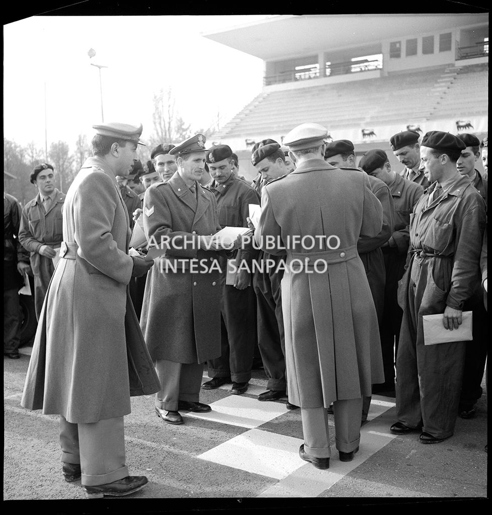 Uomini della Guardia di Finanza all'autodromo di Monza per provare alcune vetture Alfa Romeo