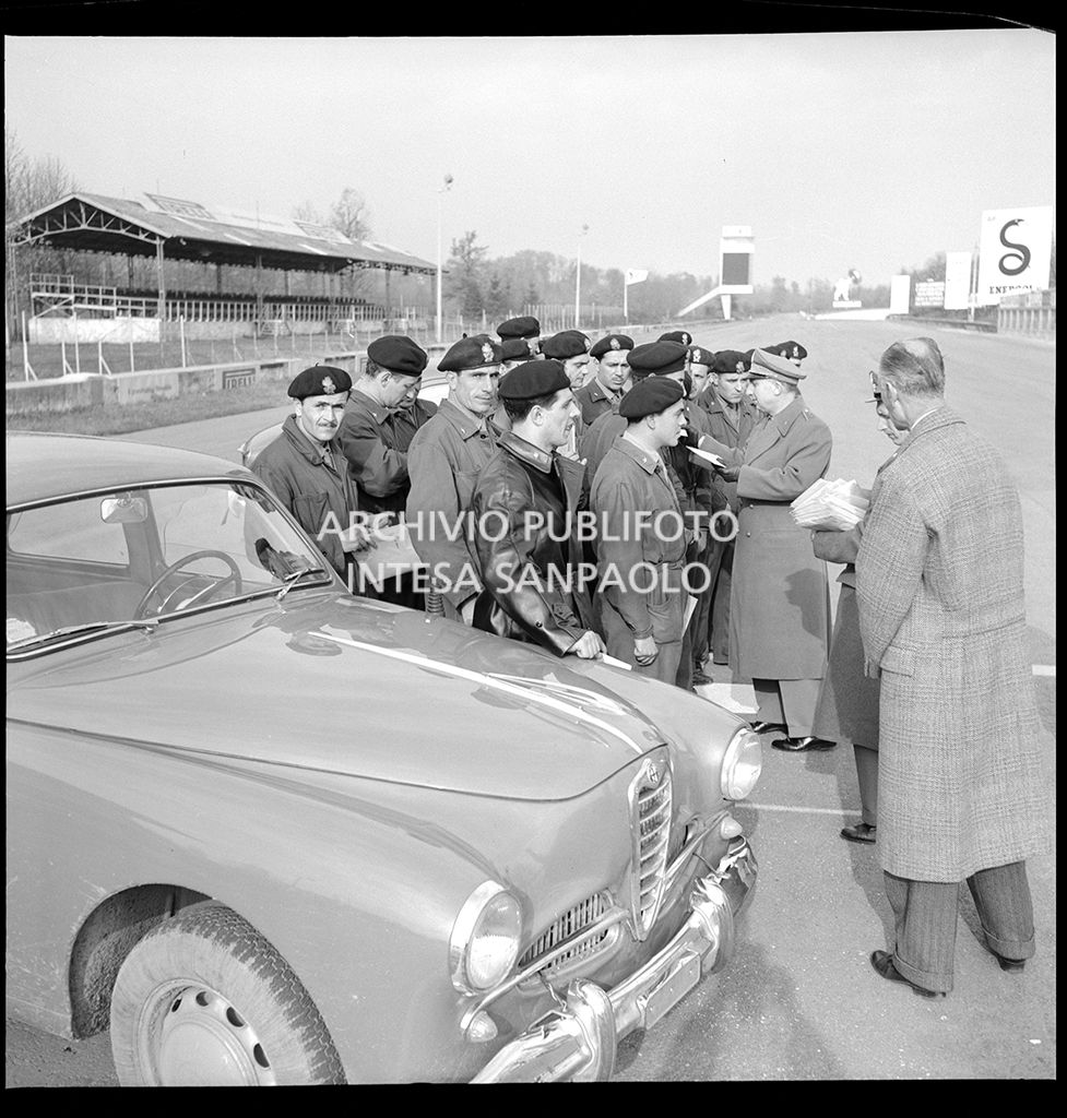 Uomini della Guardia di Finanza all'autodromo di Monza per provare delle vetture Alfa Romeo; in primo piano un'Alfa Romeo 1900 Super/1900 TI Super