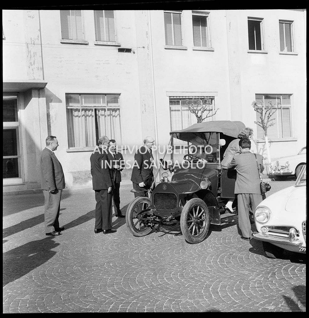 Il sindaco di Londra Cullum Welch conversa con una signora a bordo di una Darracq 8-10 HP; a destra un'Alfa Romeo Giulietta Spider presso lo stabilimento del Portello
