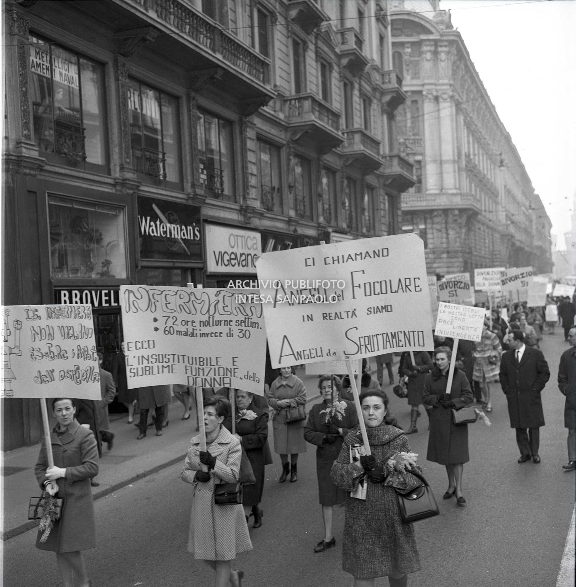 Corteo in occasione della Festa della donna: le partecipanti manifestano per l'emancipazione, il divorzio, migliori condizioni lavorative e in sostegno alle madri lavoratrici