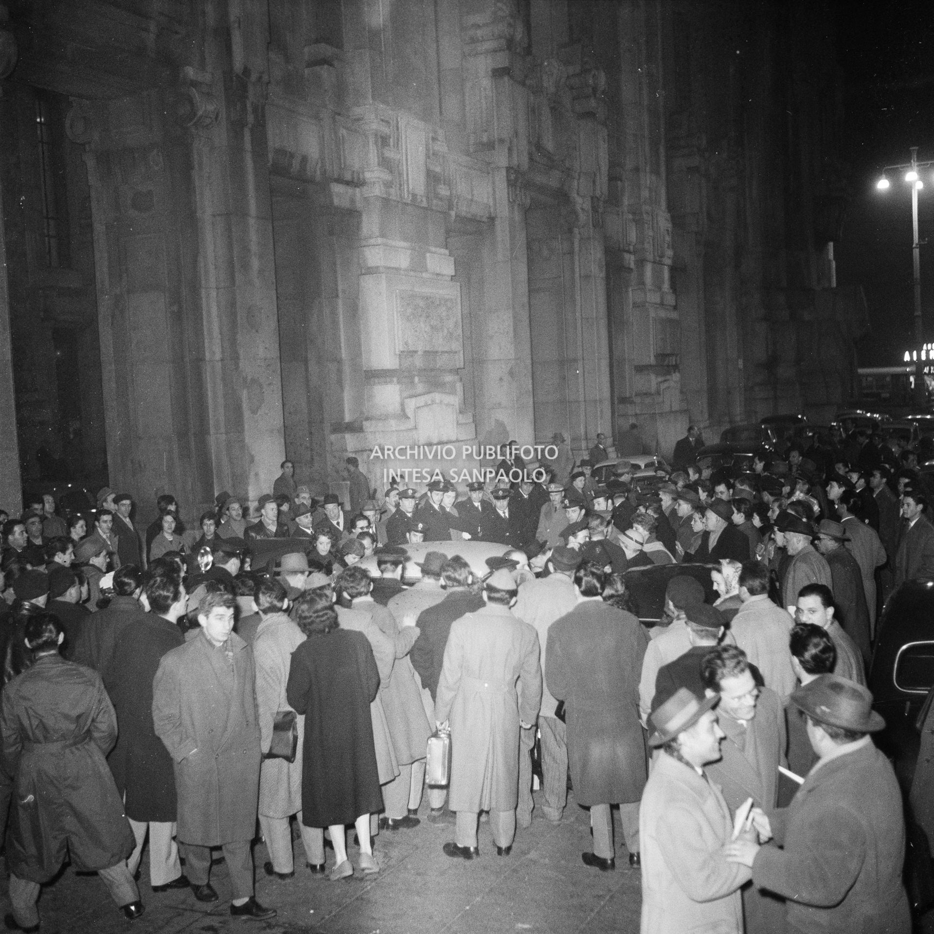 Folla alla Stazione Centrale di Milano in attesa dell'arrivo di Maria Callas di rientro da Roma