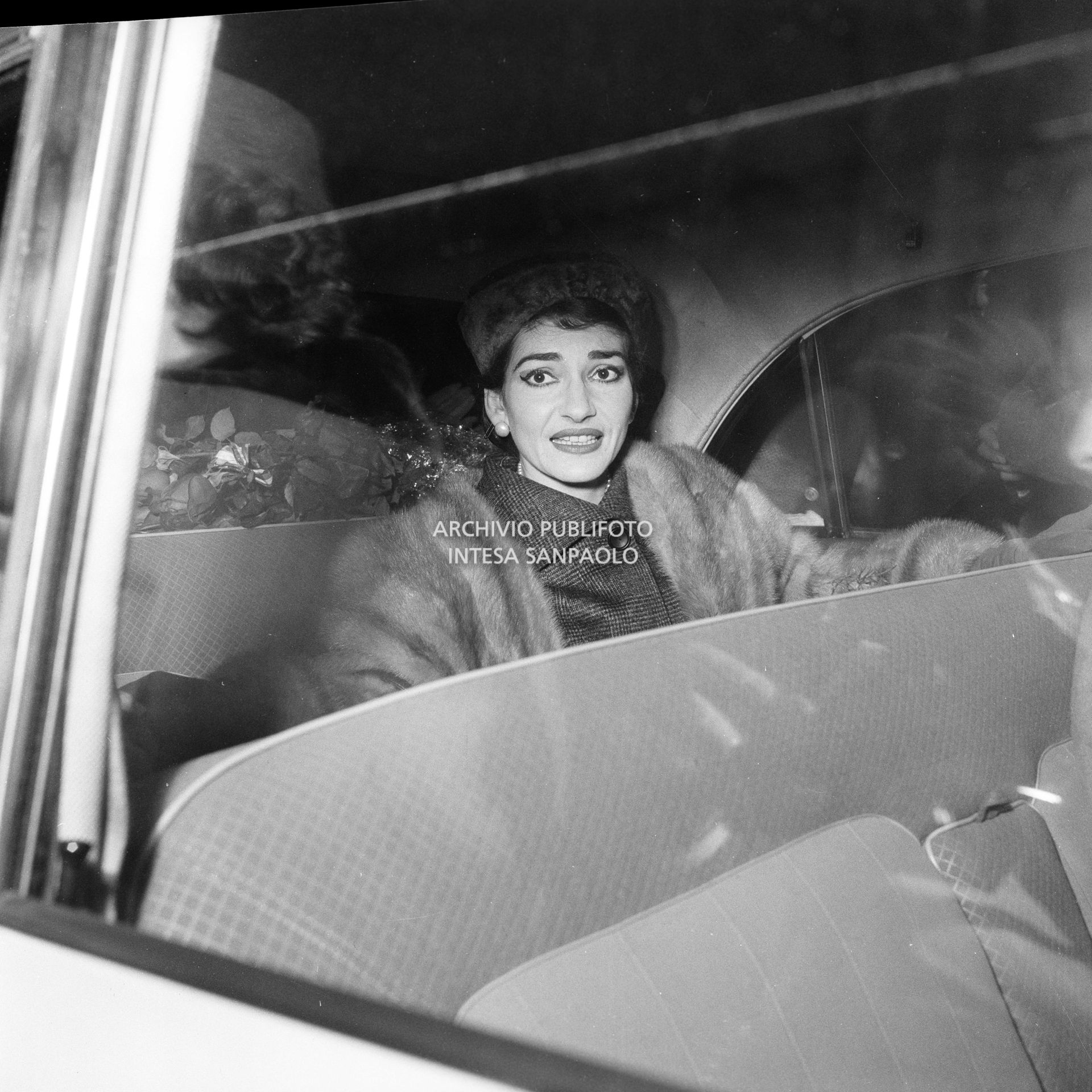 Maria Callas, appena arrivata alla Stazione Centrale di Milano di rientro da Roma, in auto