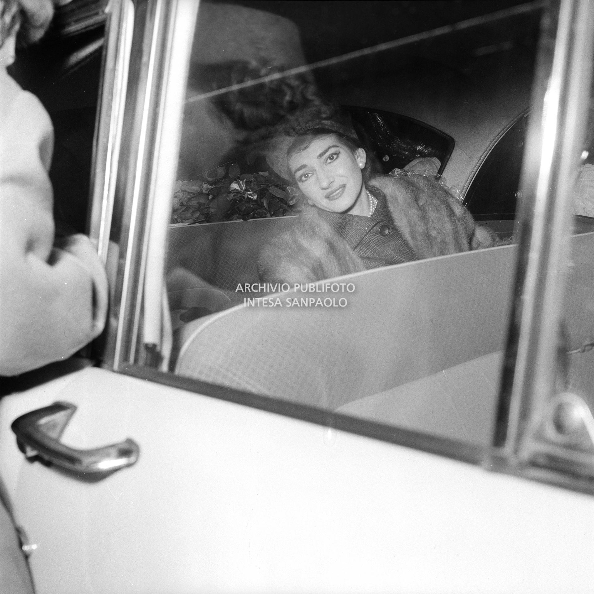 Maria Callas, appena arrivata alla Stazione Centrale di Milano di rientro da Roma, in auto