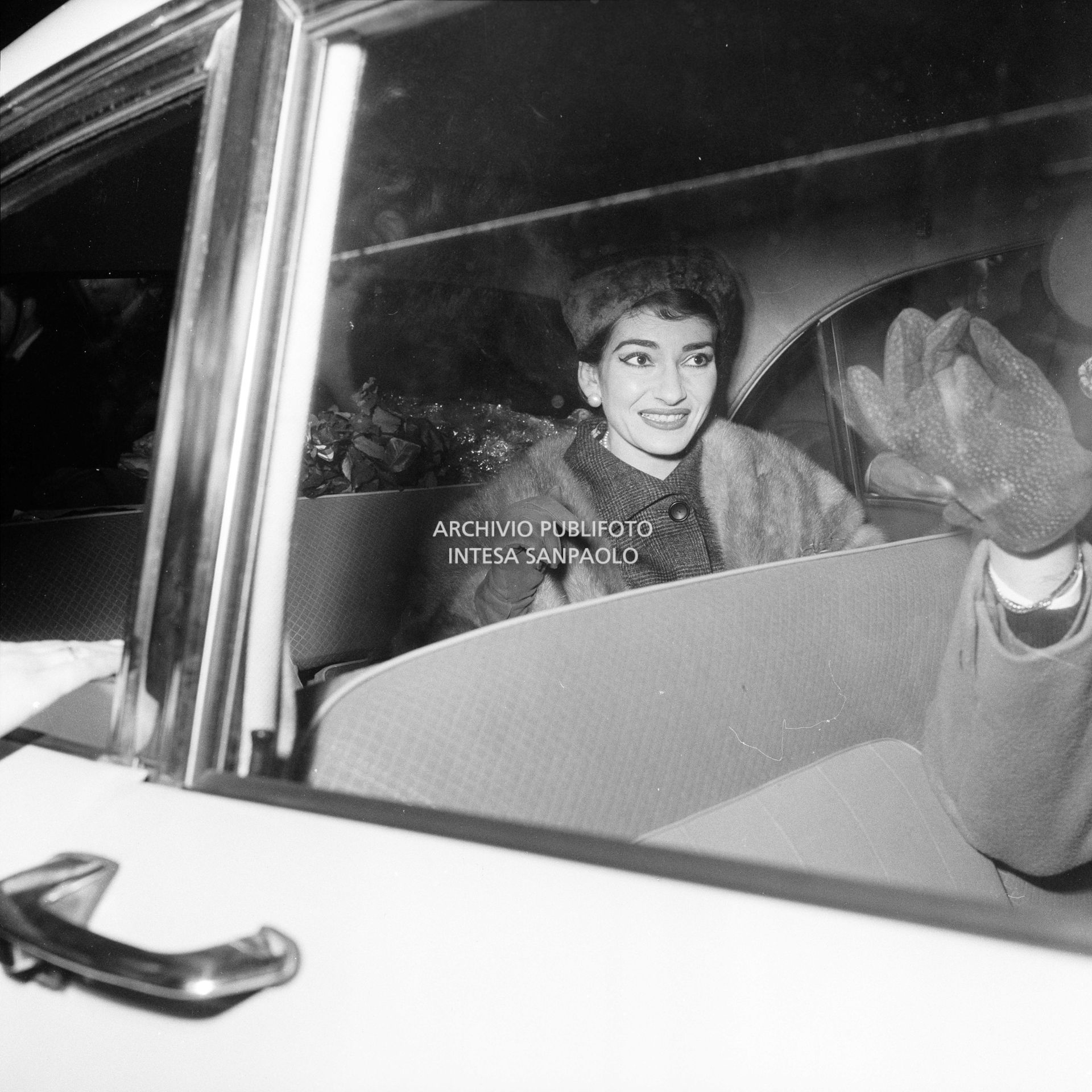Maria Callas, appena arrivata alla Stazione Centrale di Milano di rientro da Roma, in auto