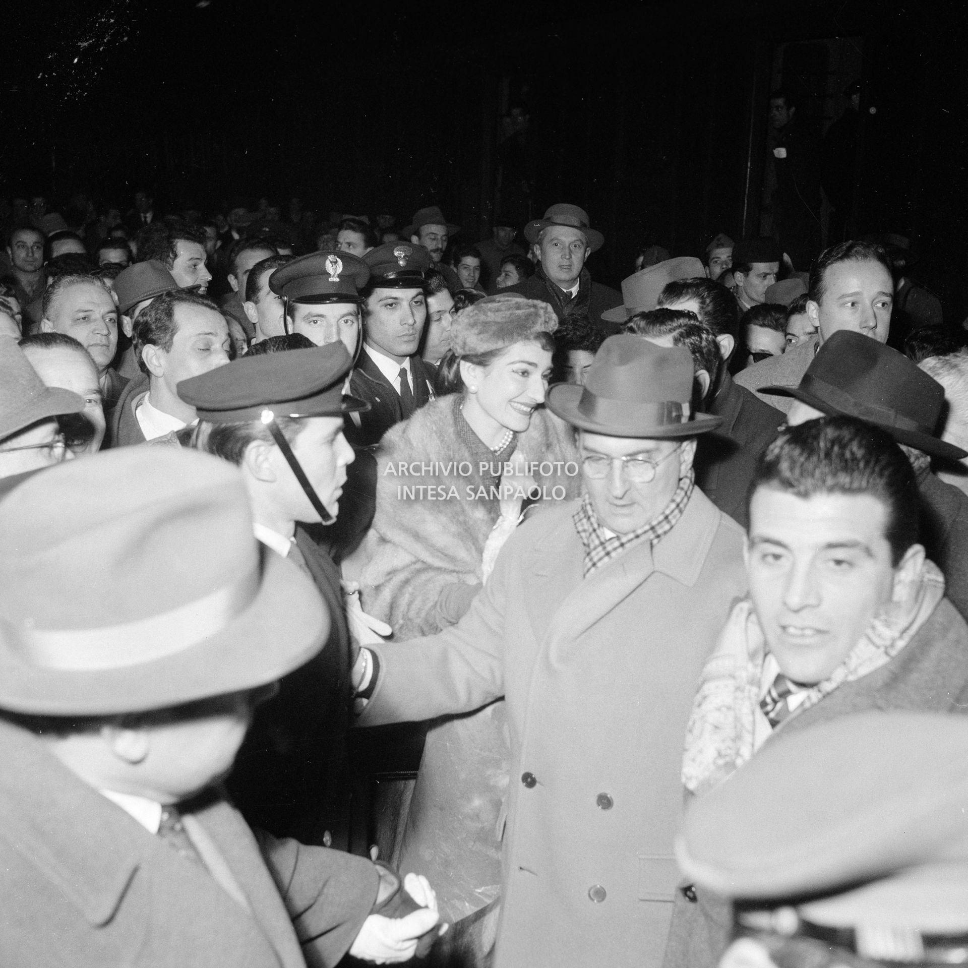 Maria Callas accolta dalla folla alla Stazione Centrale di Milano di rientro da Roma