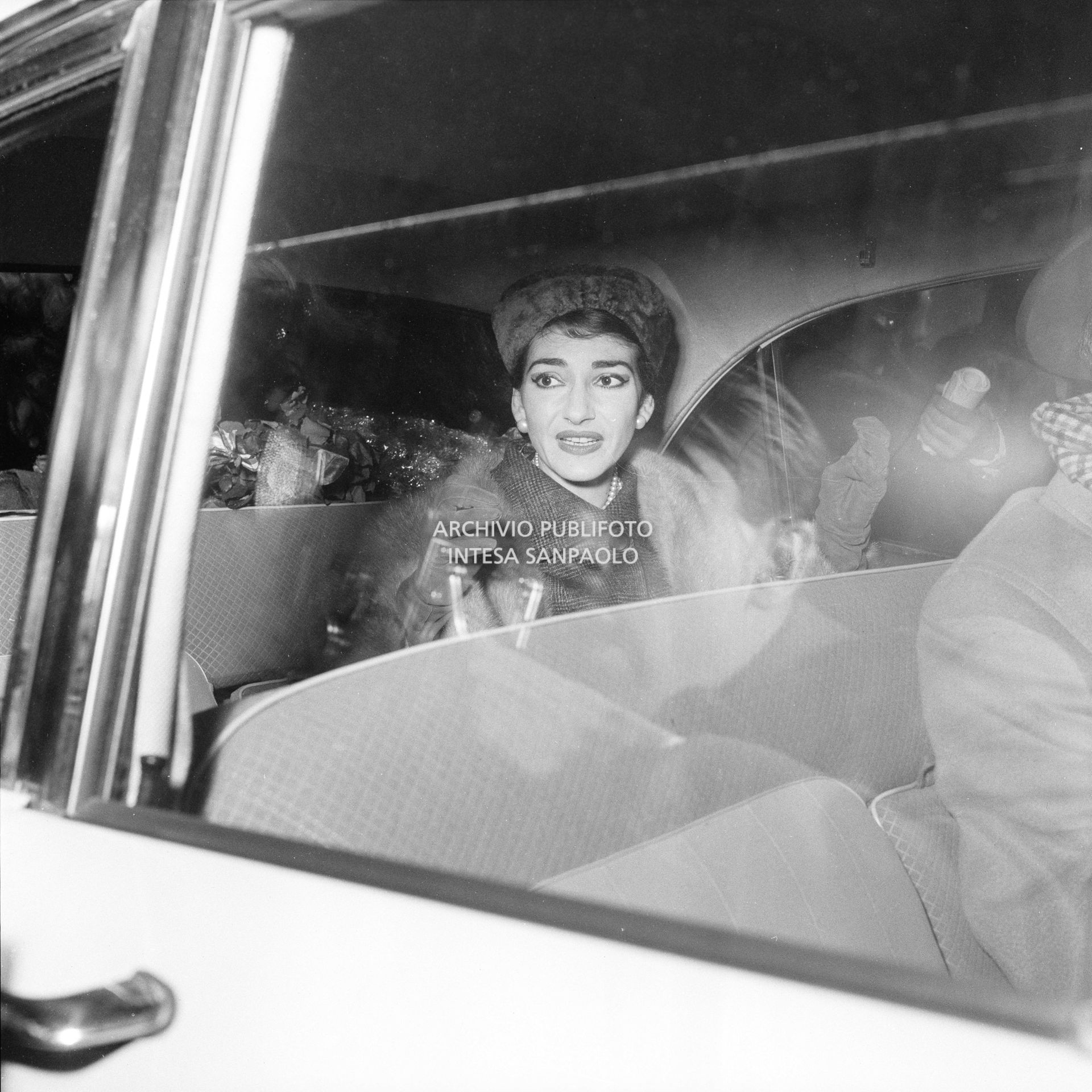 Maria Callas, appena arrivata alla Stazione Centrale di Milano di rientro da Roma, in auto