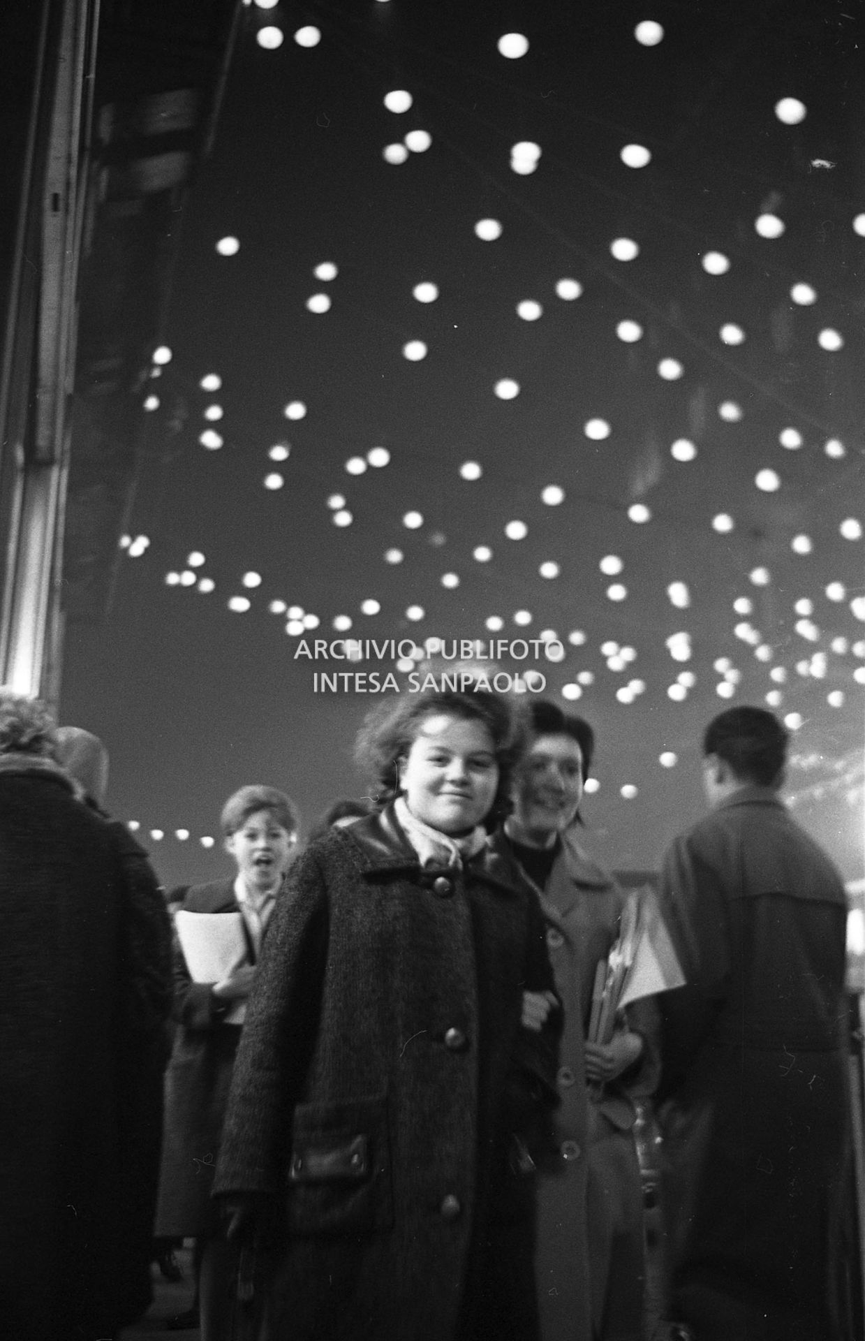 Passanti per le vie di Milano addobbate per il Natale