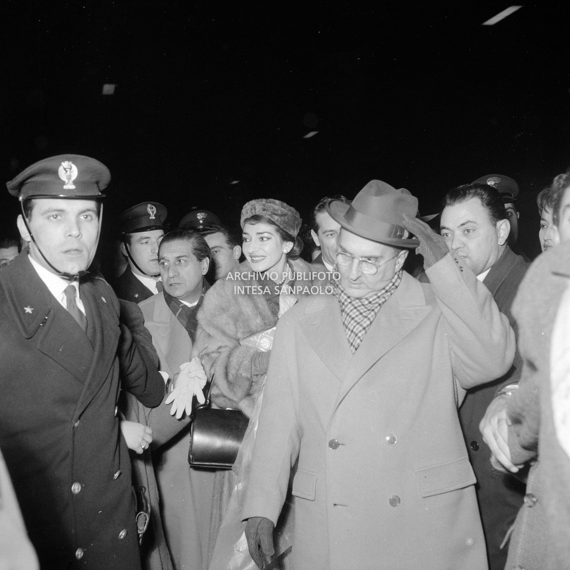 Maria Callas tra la folla accorsa alla Stazione Centrale di Milano per il suo rientro da Roma