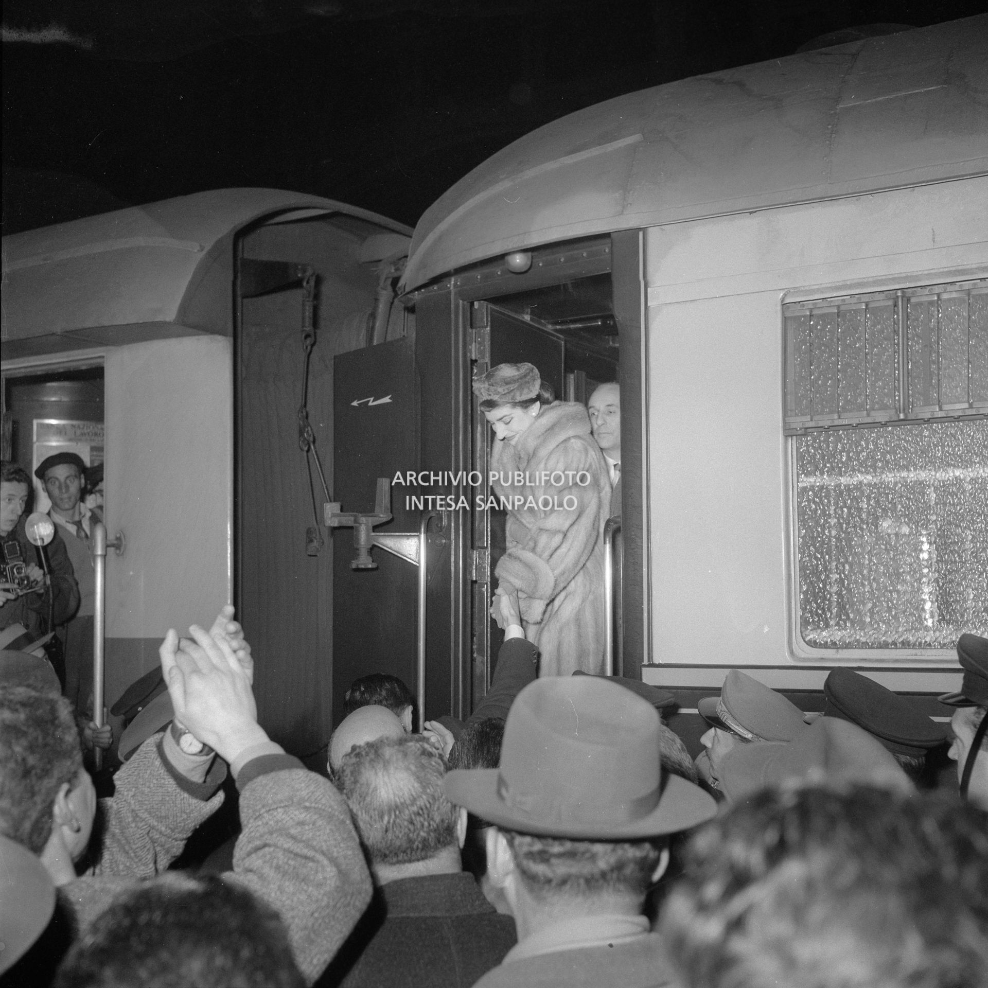 Maria Callas, di rientro da Roma, scende dal treno alla Stazione Centrale di Milano dove una folla di ammiratori la attende