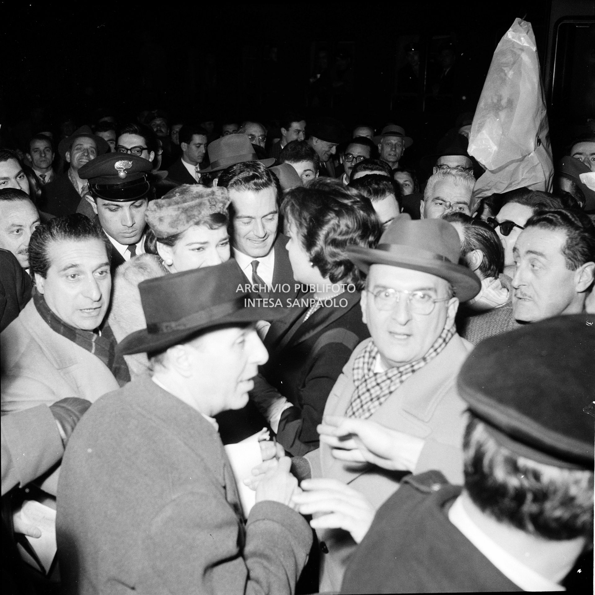 Maria Callas sulla banchina della Stazione Centrale di Milano si fa strada tra la folla accorsa per accoglierla al suo rientro da Roma