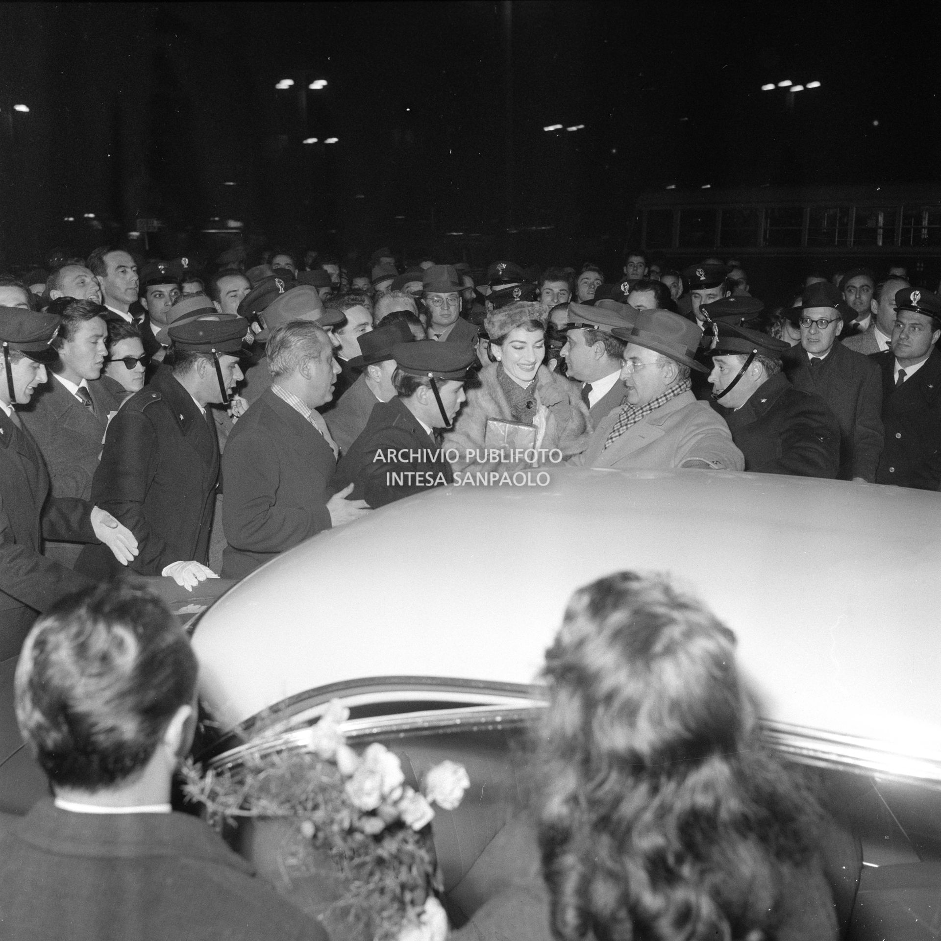 Maria Callas tra la folla accorsa alla Stazione Centrale di Milano per il suo rientro da Roma