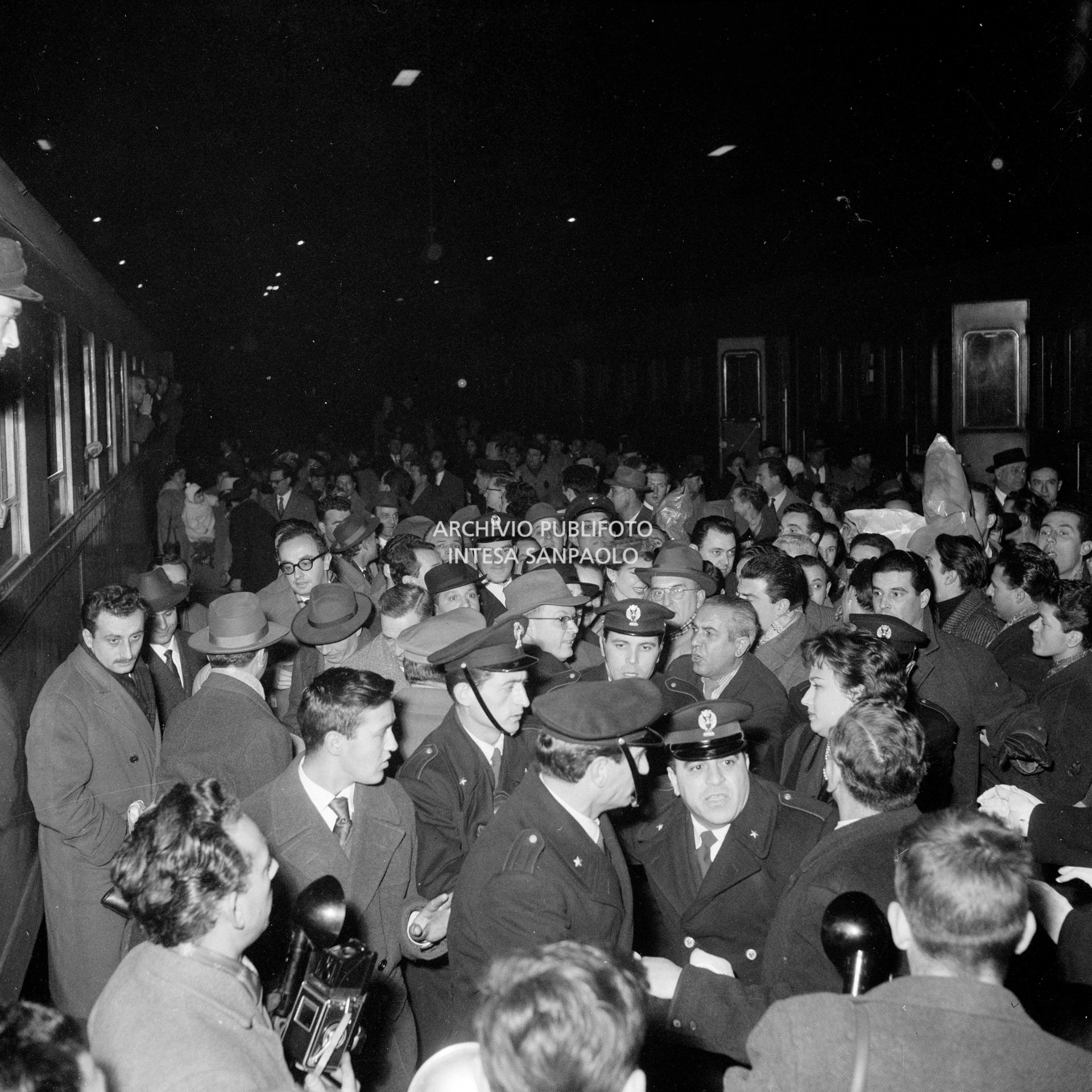 Maria Callas sulla banchina della Stazione Centrale di Milano si fa strada tra la folla accorsa per accoglierla al suo rientro da Roma