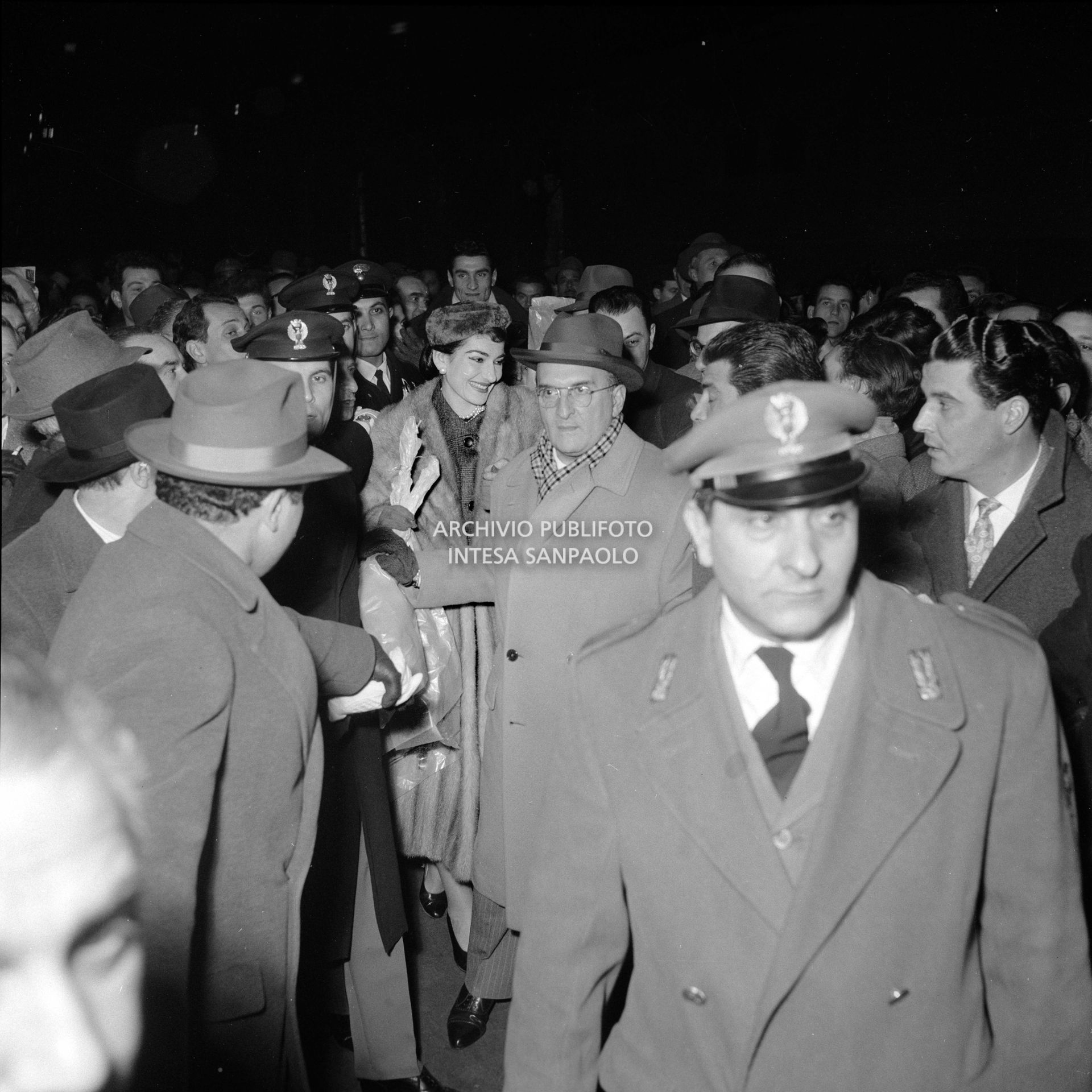 Maria Callas alla Stazione Centrale di Milano al suo rientro da Roma sorride alla folla accorsa per accoglierla