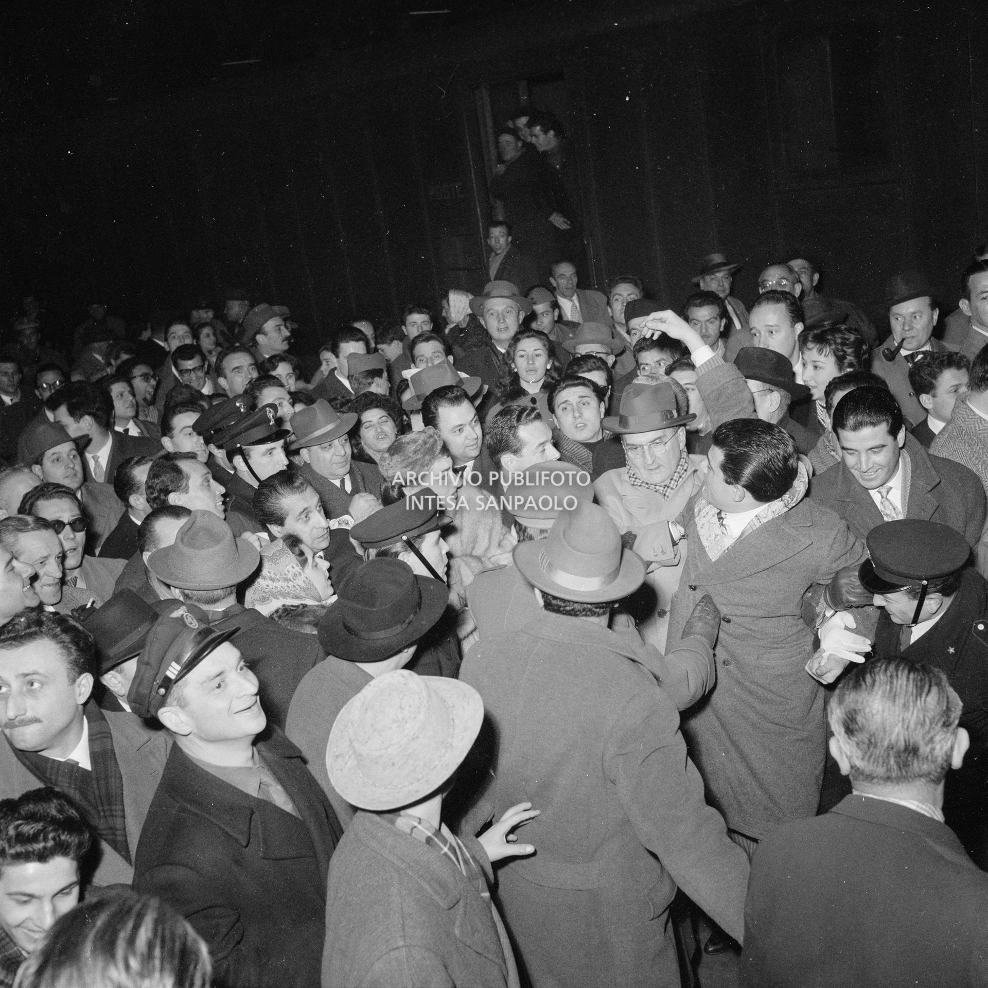 Maria Callas alla Stazione Centrale di Milano, al suo rientro da Roma, si fa strada tra la folla accorsa per accoglierla