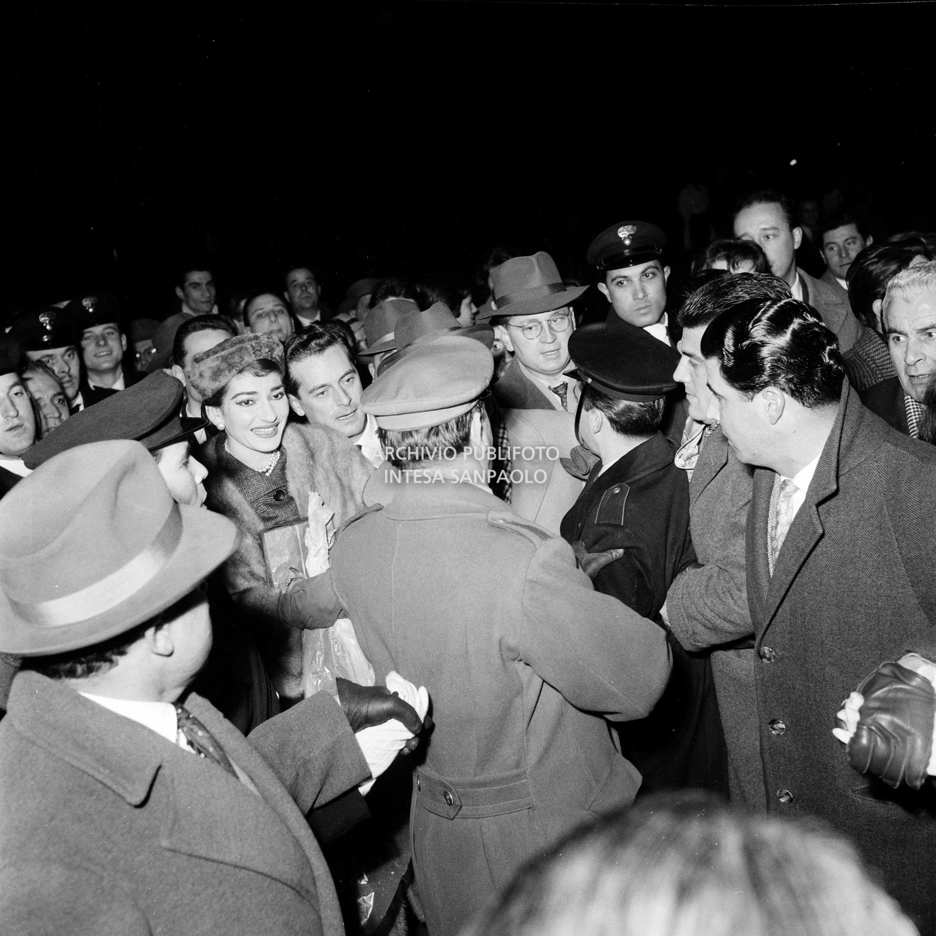 Maria Callas alla Stazione Centrale di Milano, al suo rientro da Roma, si fa strada tra la folla accorsa per accoglierla