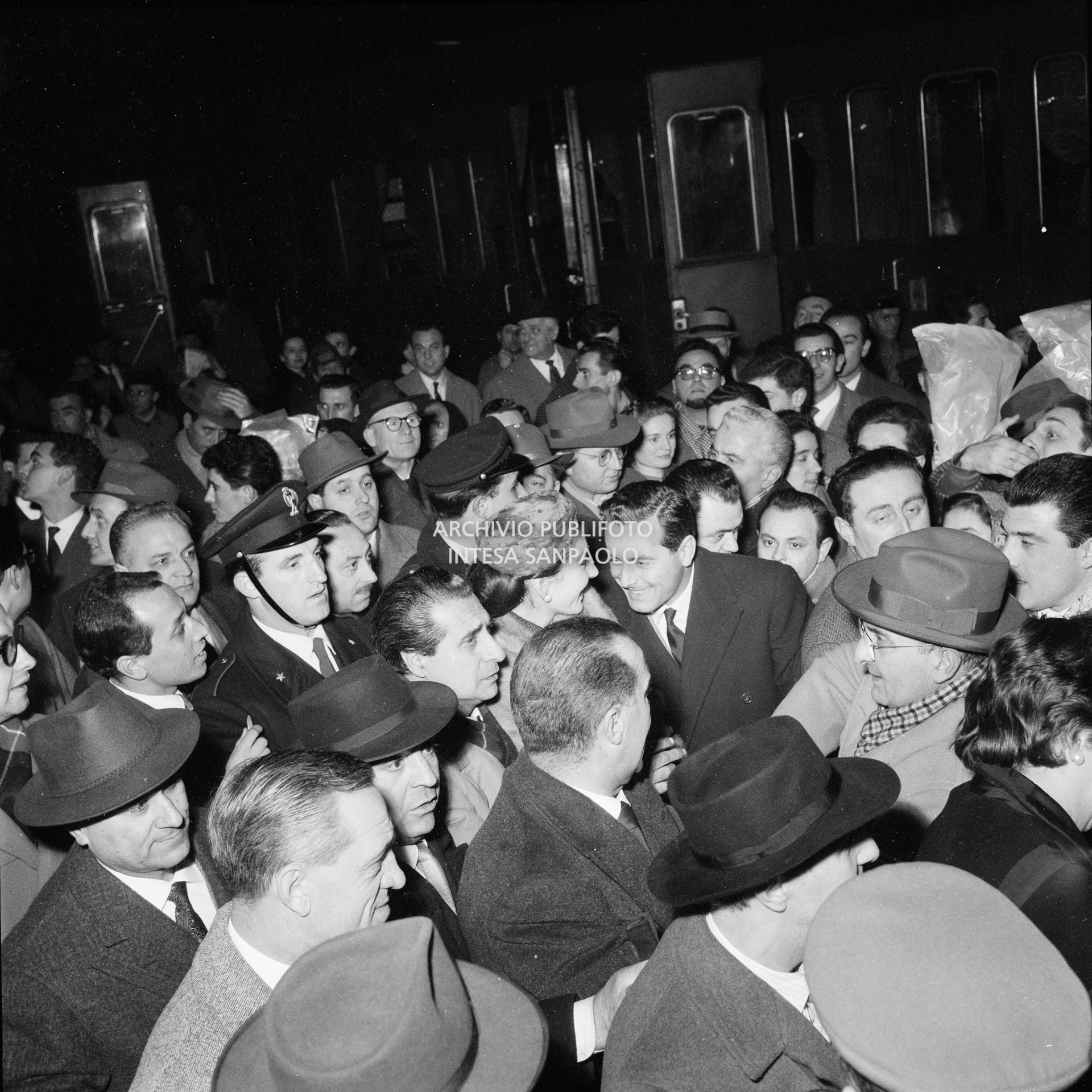 Maria Callas alla Stazione Centrale di Milano, al suo rientro da Roma, si fa strada tra la folla accorsa per accoglierla