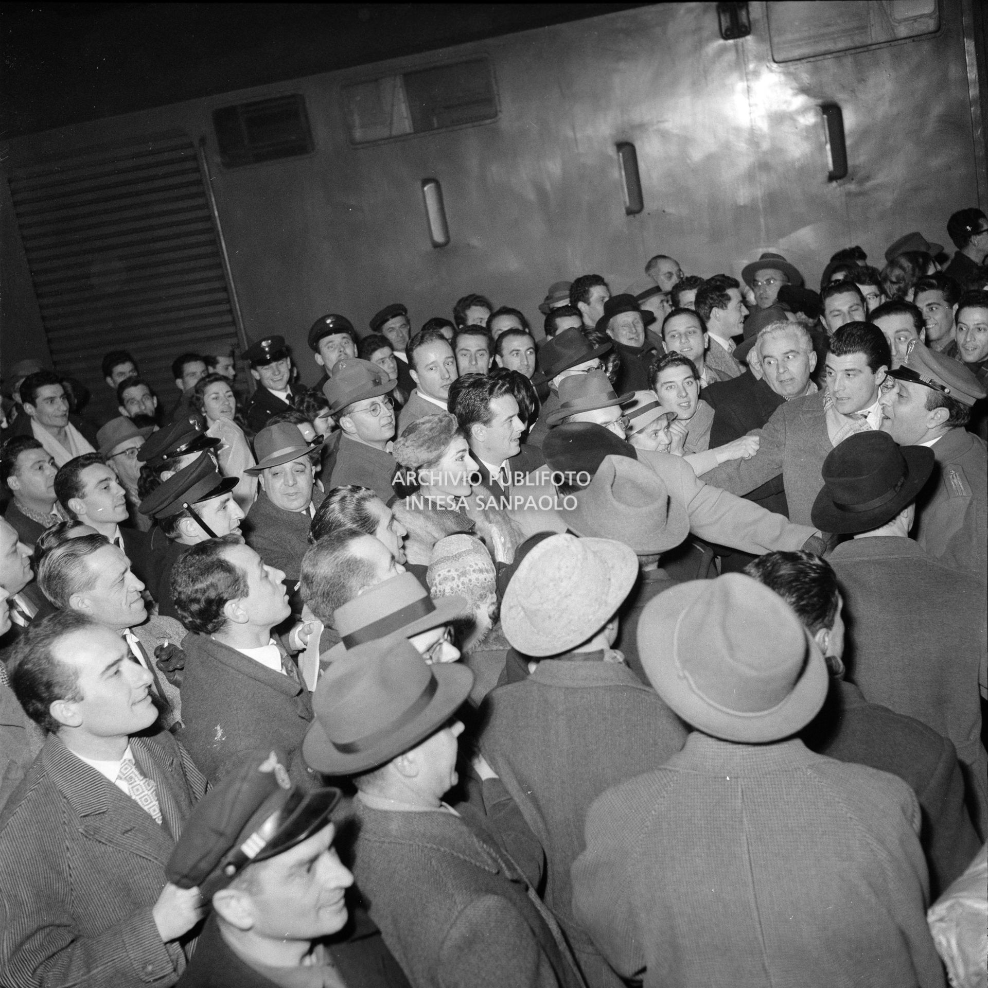 Maria Callas alla Stazione Centrale di Milano, al suo rientro da Roma, si fa strada tra la folla accorsa per accoglierla