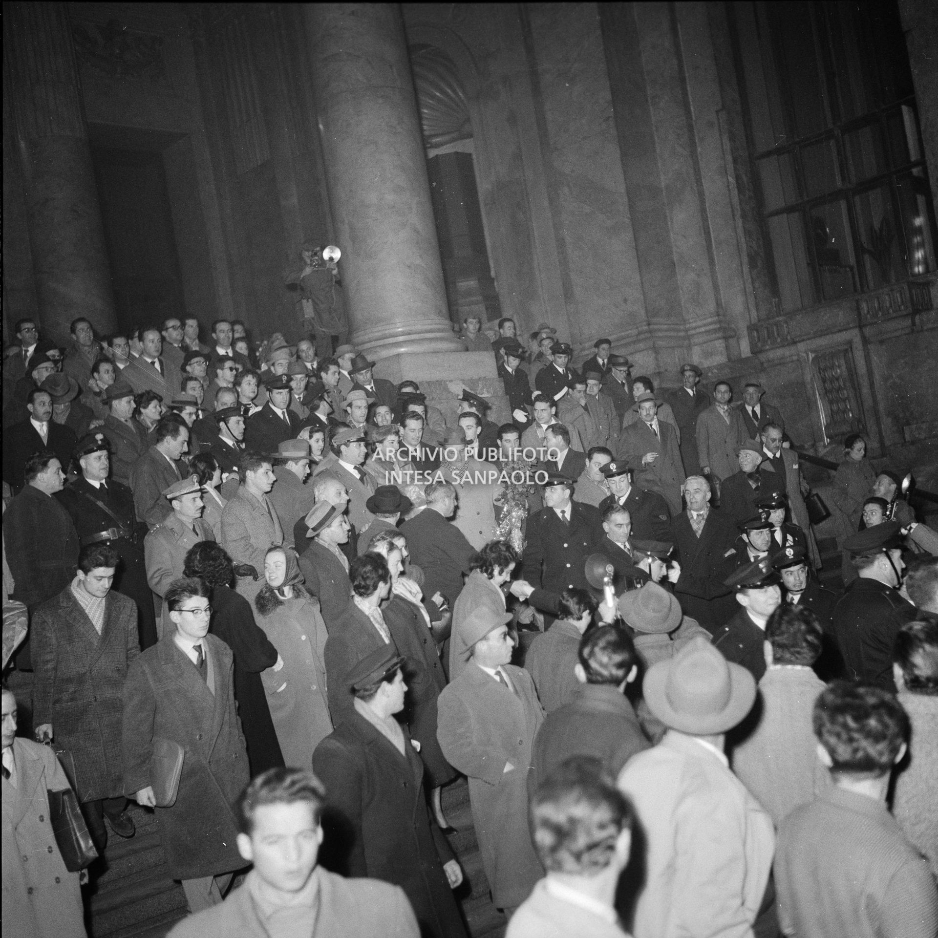 Maria Callas alla Stazione Centrale di Milano, al suo rientro da Roma, si fa strada tra la folla accorsa per accoglierla