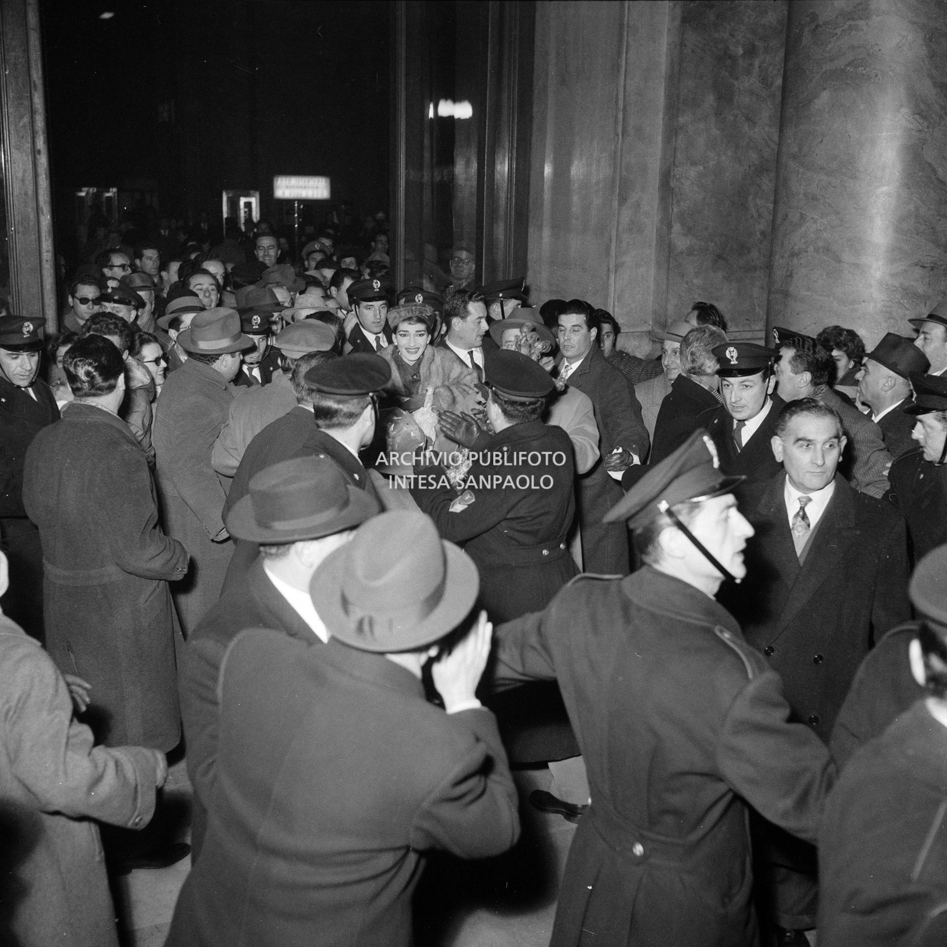 Maria Callas alla Stazione Centrale di Milano, al suo rientro da Roma, si fa strada tra la folla accorsa per accoglierla