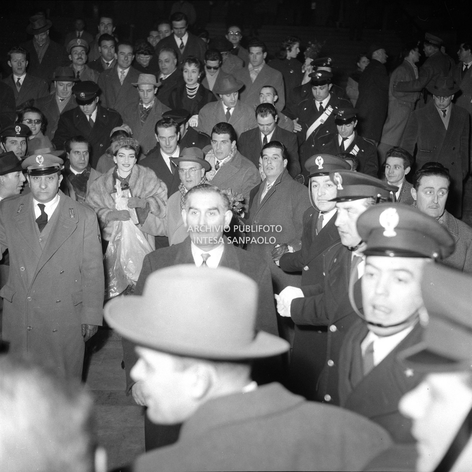 Maria Callas alla Stazione Centrale di Milano, al suo rientro da Roma, si fa strada tra la folla accorsa per accoglierla