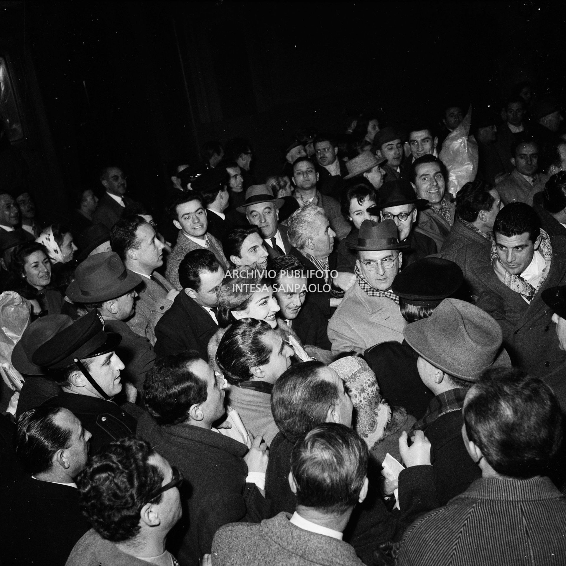 Maria Callas alla Stazione Centrale di Milano, al suo rientro da Roma, si fa strada tra la folla accorsa per accoglierla