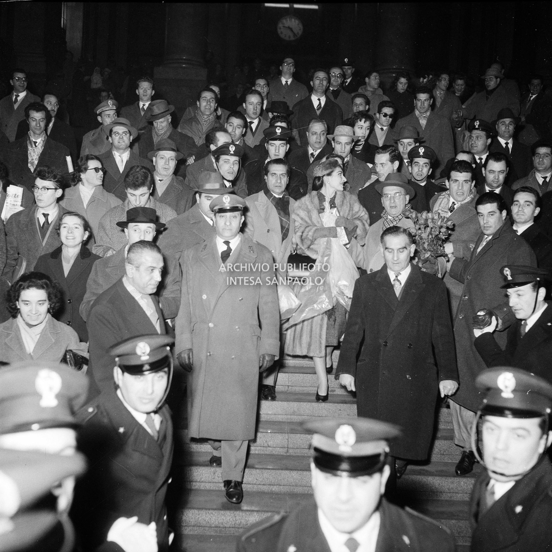 Maria Callas alla Stazione Centrale di Milano, al suo rientro da Roma, si fa strada tra la folla accorsa per accoglierla