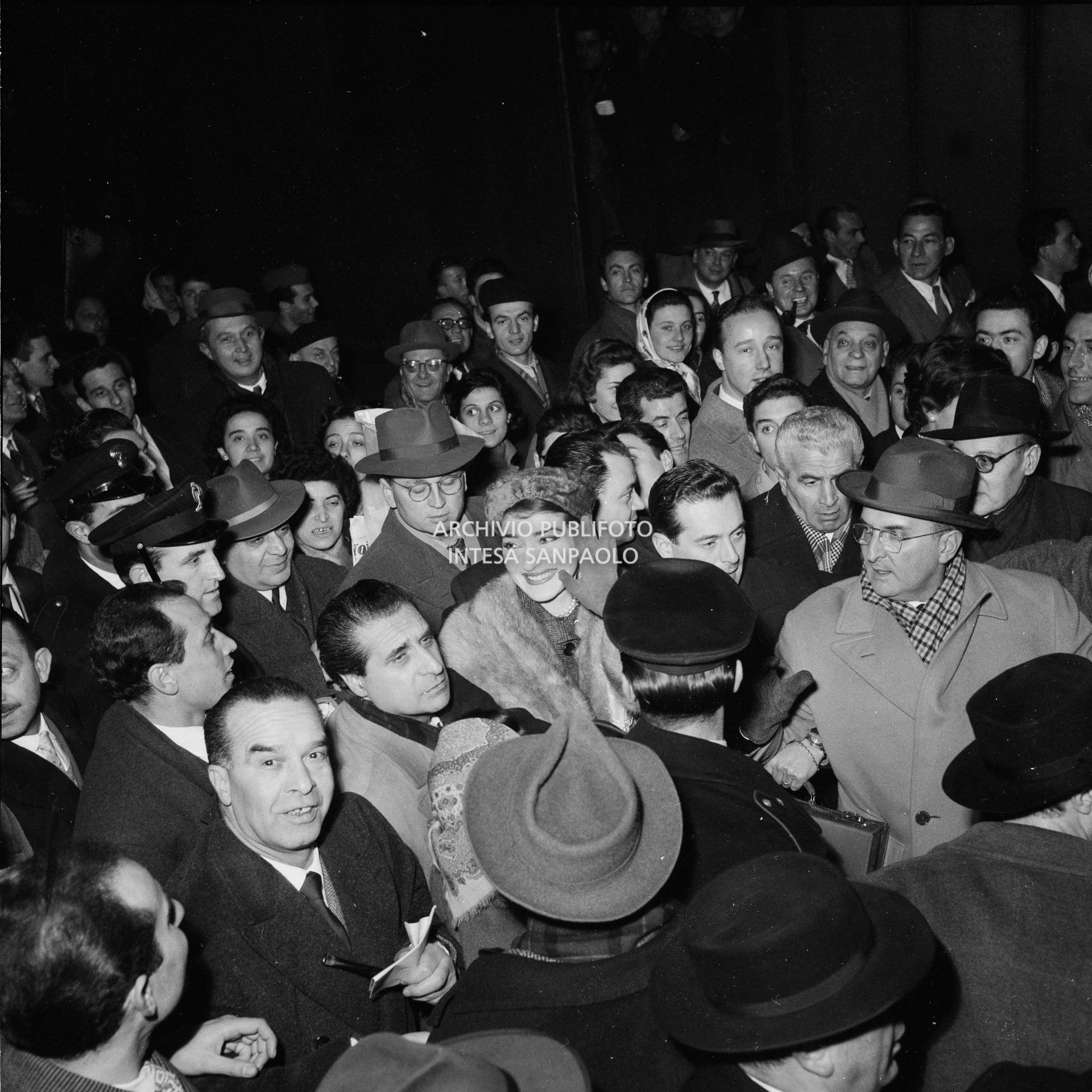 Maria Callas alla Stazione Centrale di Milano, al suo rientro da Roma, si fa strada tra la folla accorsa per accoglierla