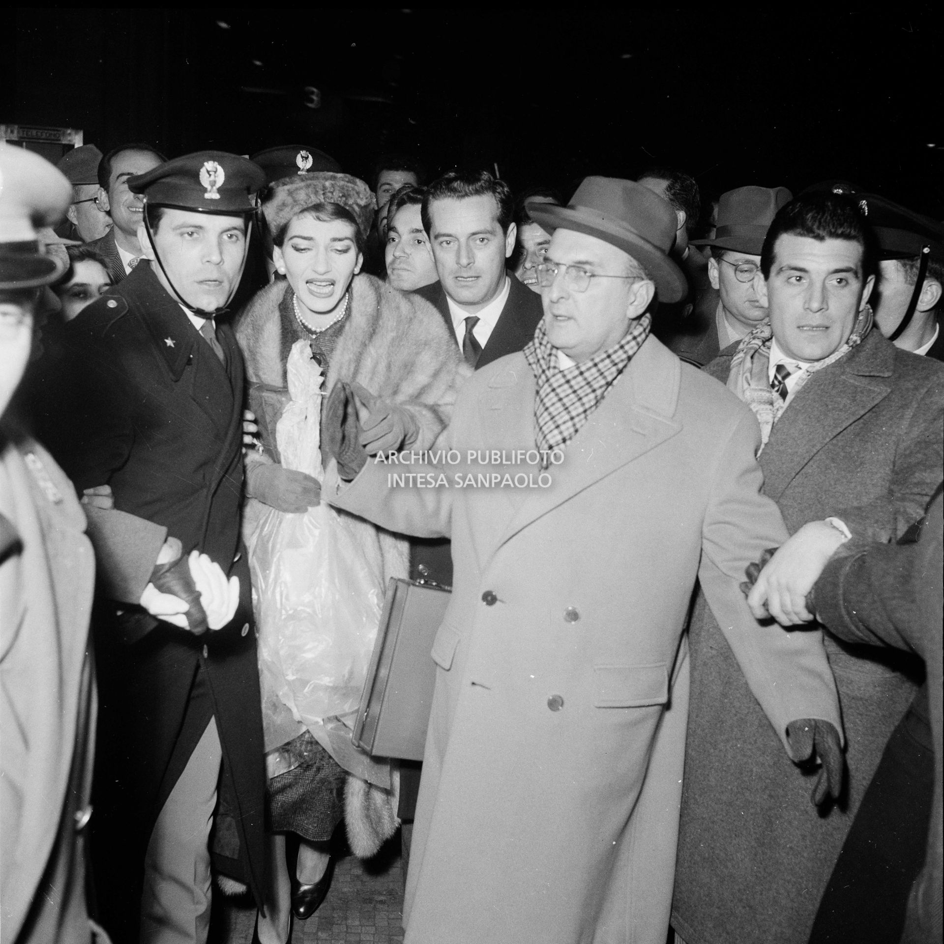 Maria Callas alla Stazione Centrale di Milano, al suo rientro da Roma, si fa strada tra la folla accorsa per accoglierla