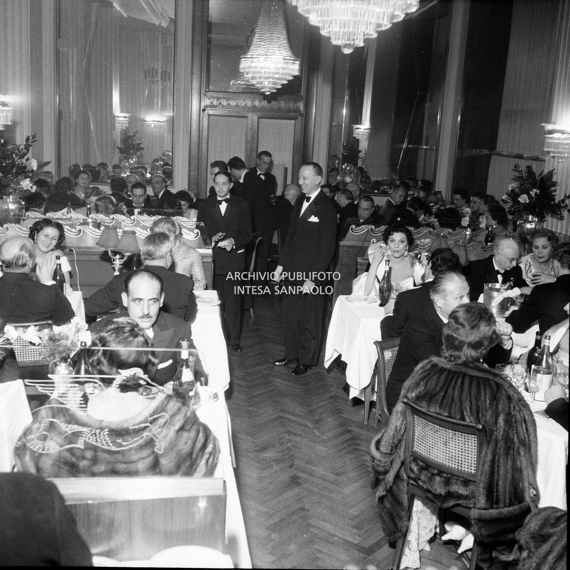 Cena al ristorante Savini di Milano la sera della Prima della Vestale di Gaspare Spontini, dopo lo spettacolo