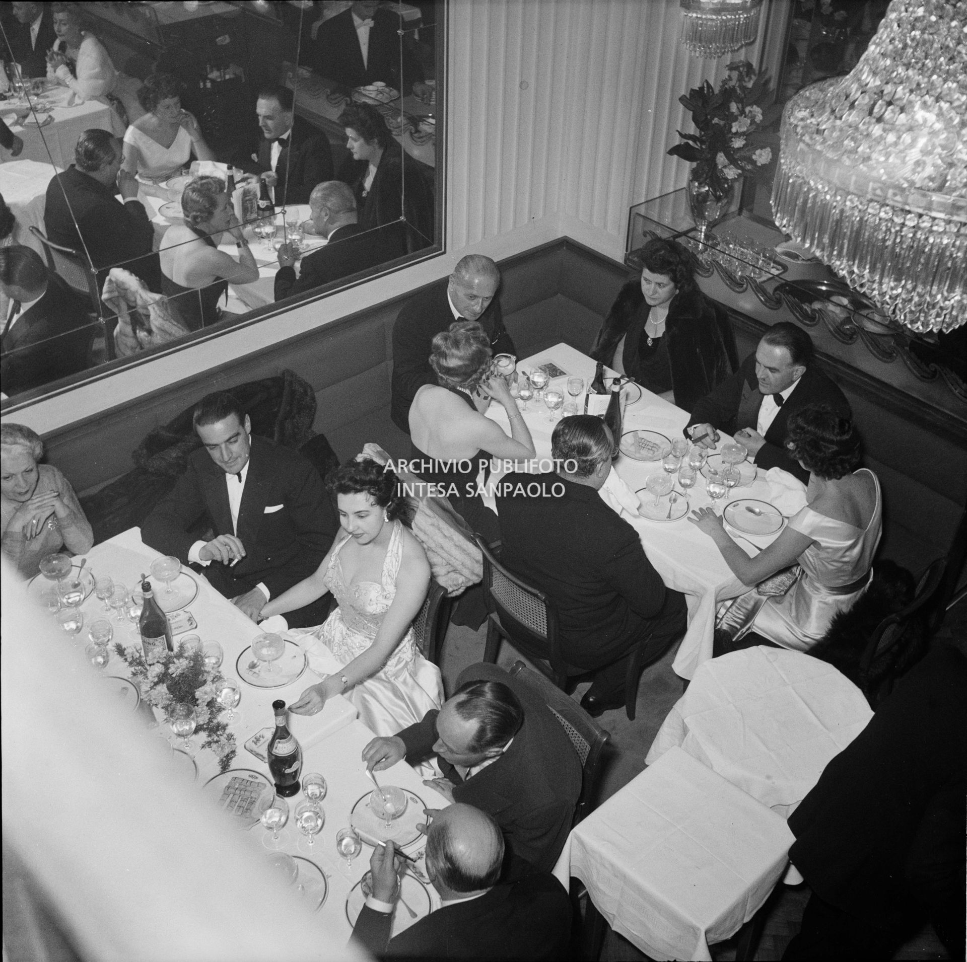 Cena al ristorante Savini di Milano la sera della Prima della Vestale di Gaspare Spontini, dopo lo spettacolo