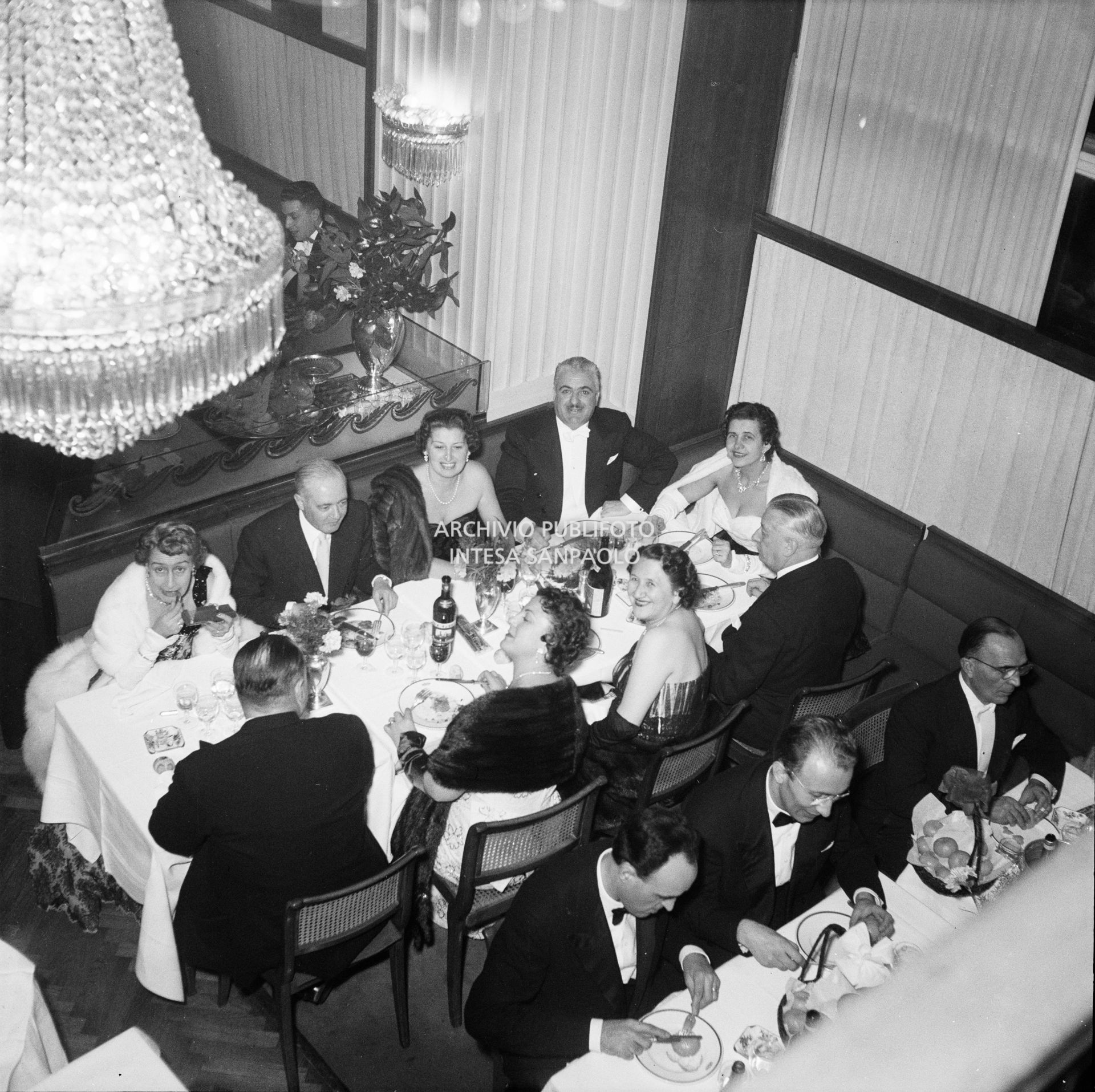 Cena al ristorante Savini di Milano la sera della Prima della Vestale di Gaspare Spontini, dopo lo spettacolo