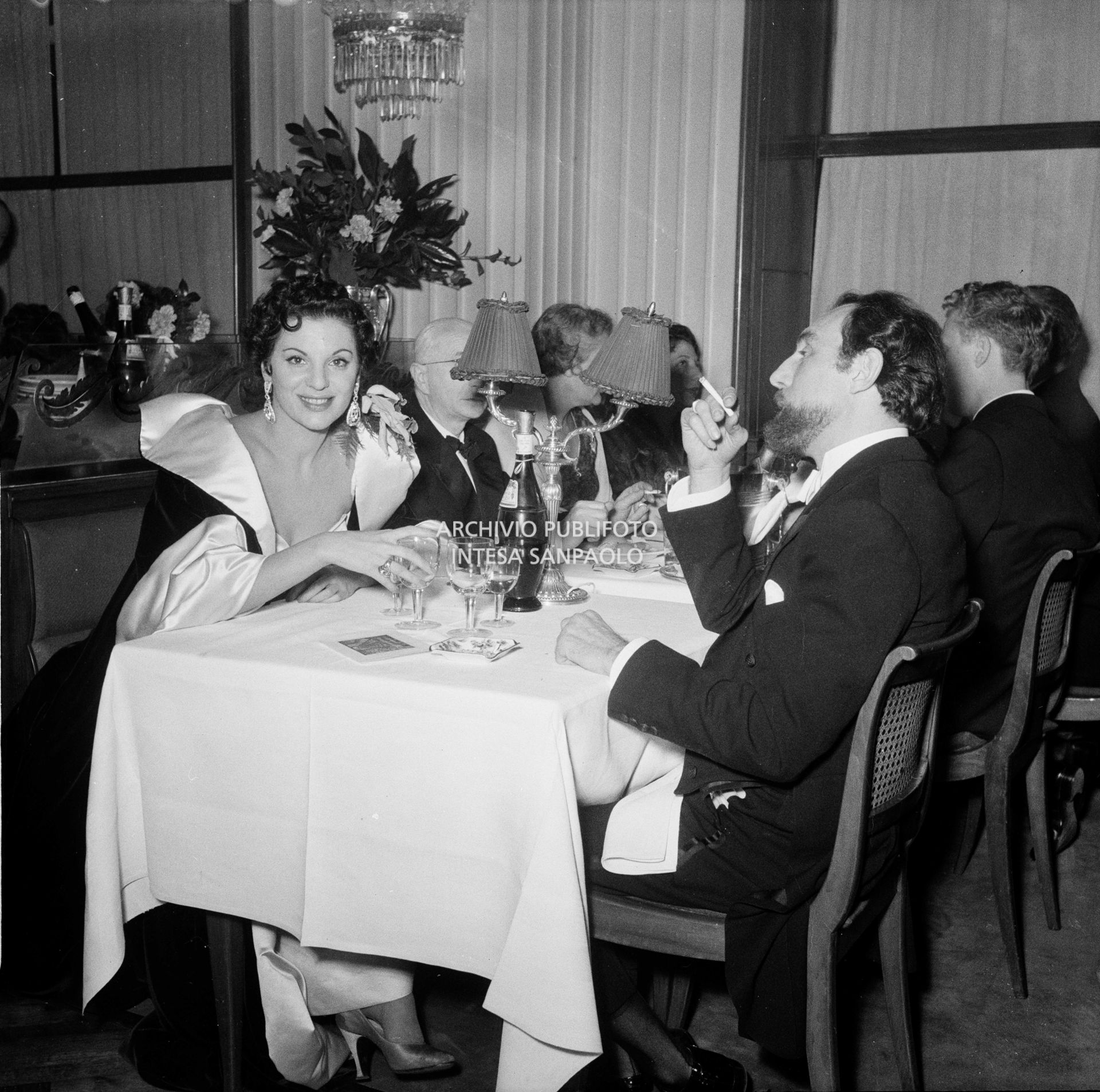 Cena al ristorante Savini di Milano la sera della Prima della Vestale di Gaspare Spontini, dopo lo spettacolo
