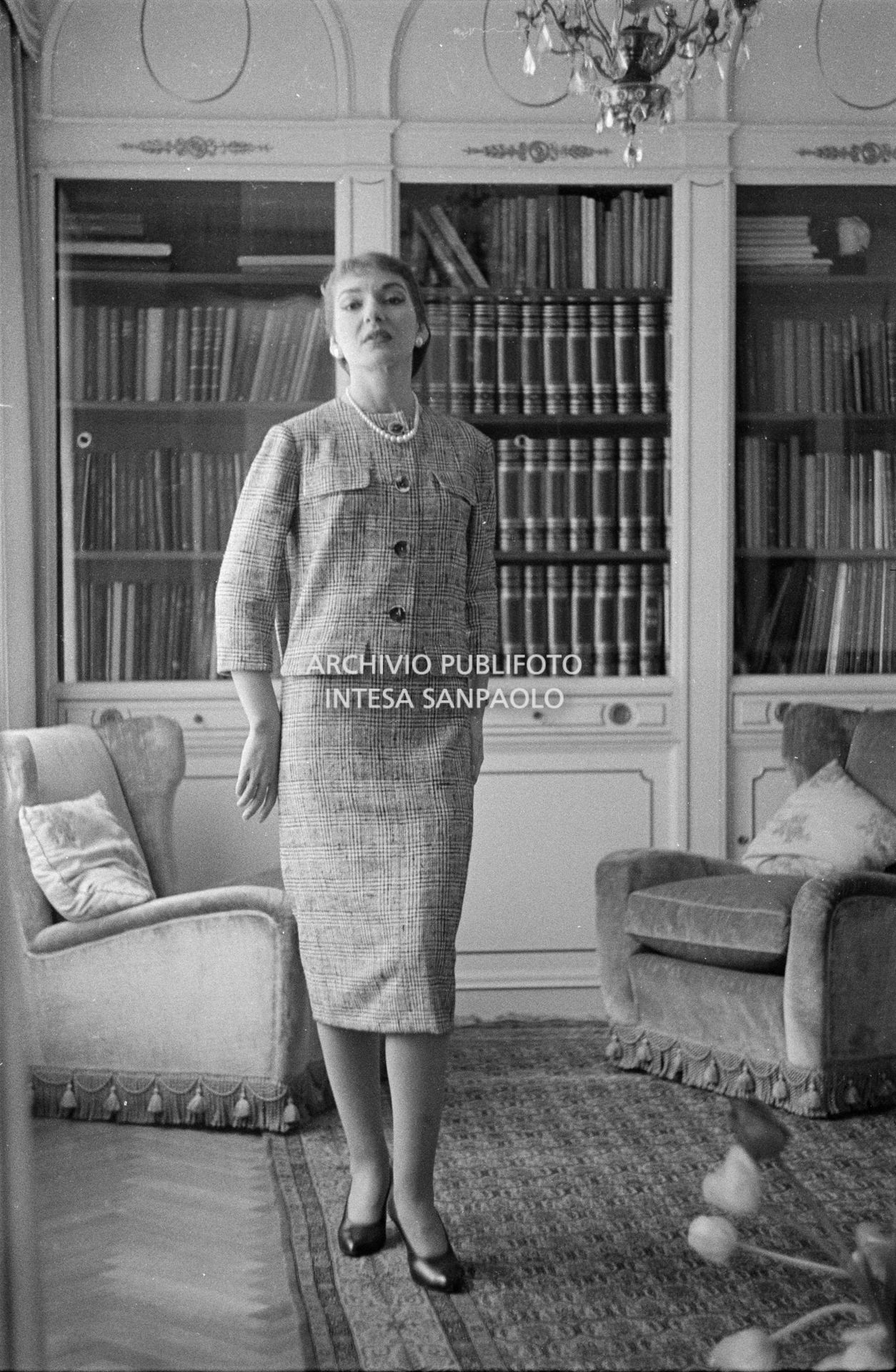 Maria Callas, ritratta nella sua abitazione, indossa un abito della sartoria Biki