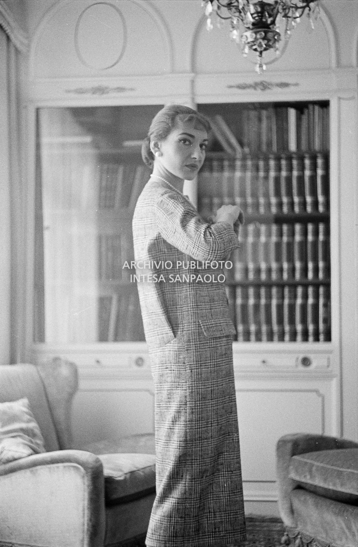 Maria Callas, ritratta nella sua abitazione, indossa un abito della sartoria Biki