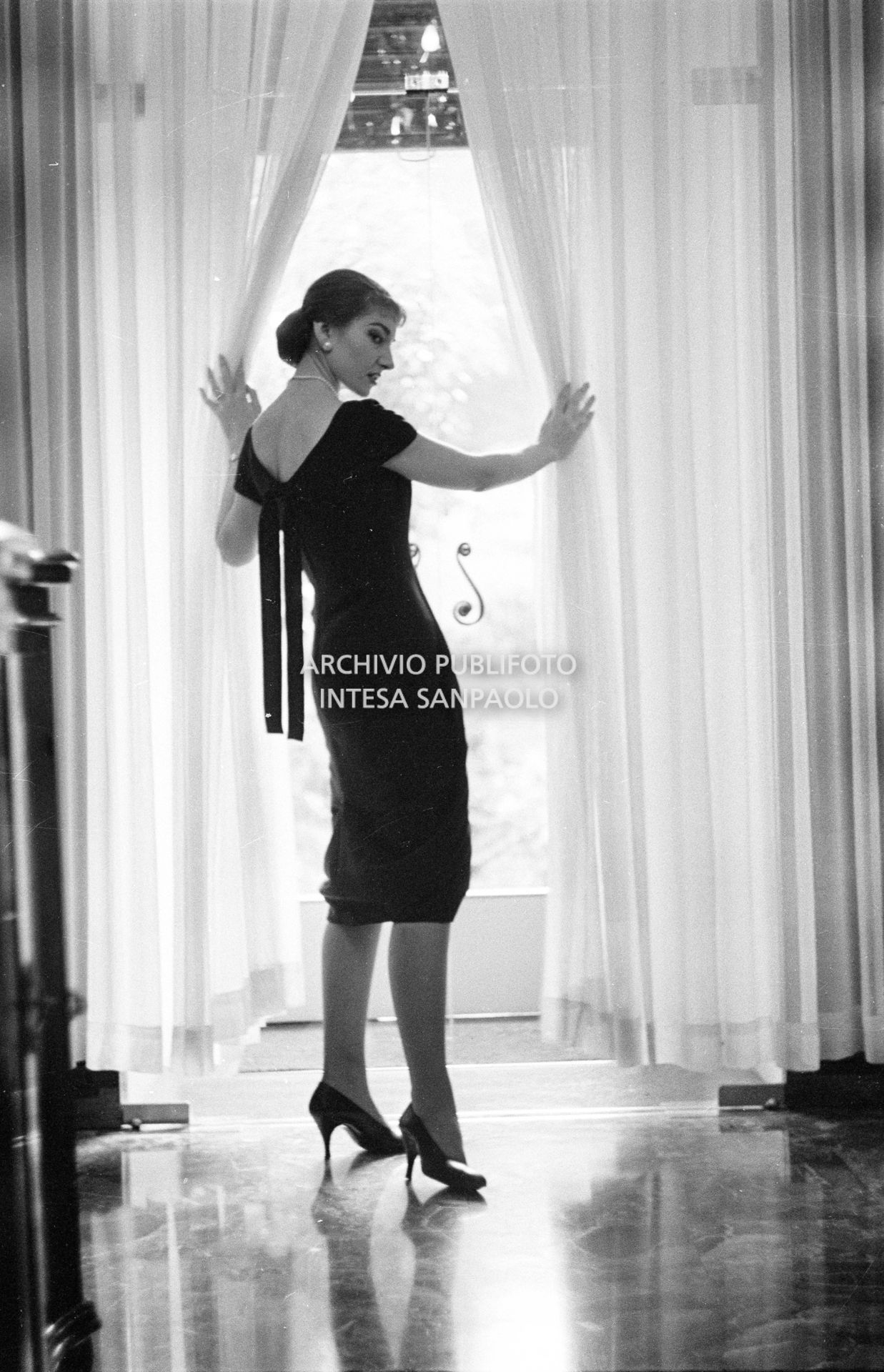 Maria Callas, ritratta nella sua abitazione, indossa un abito della sartoria Biki
